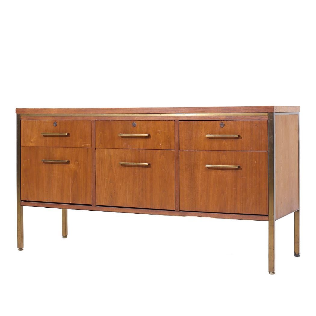 Mid-Century moderno Alma Credenza di metà secolo in ottone e noce in vendita
