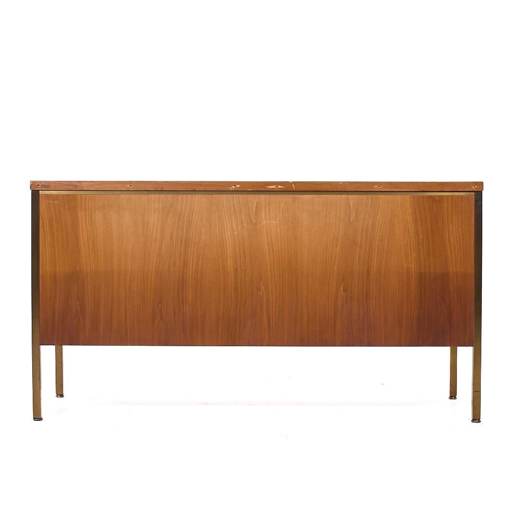 Alma Credenza di metà secolo in ottone e noce In condizioni buone in vendita a Countryside, IL