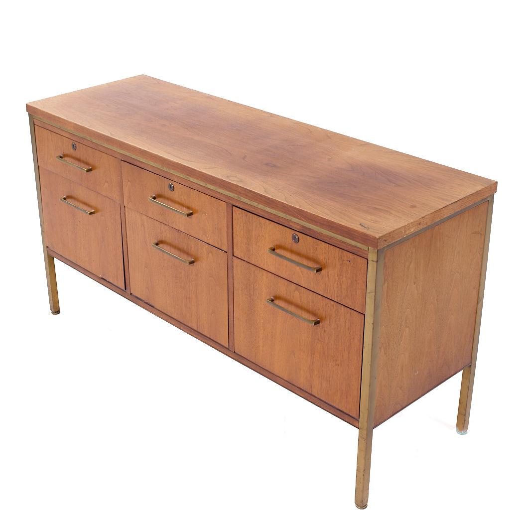 Ottone Alma Credenza di metà secolo in ottone e noce in vendita