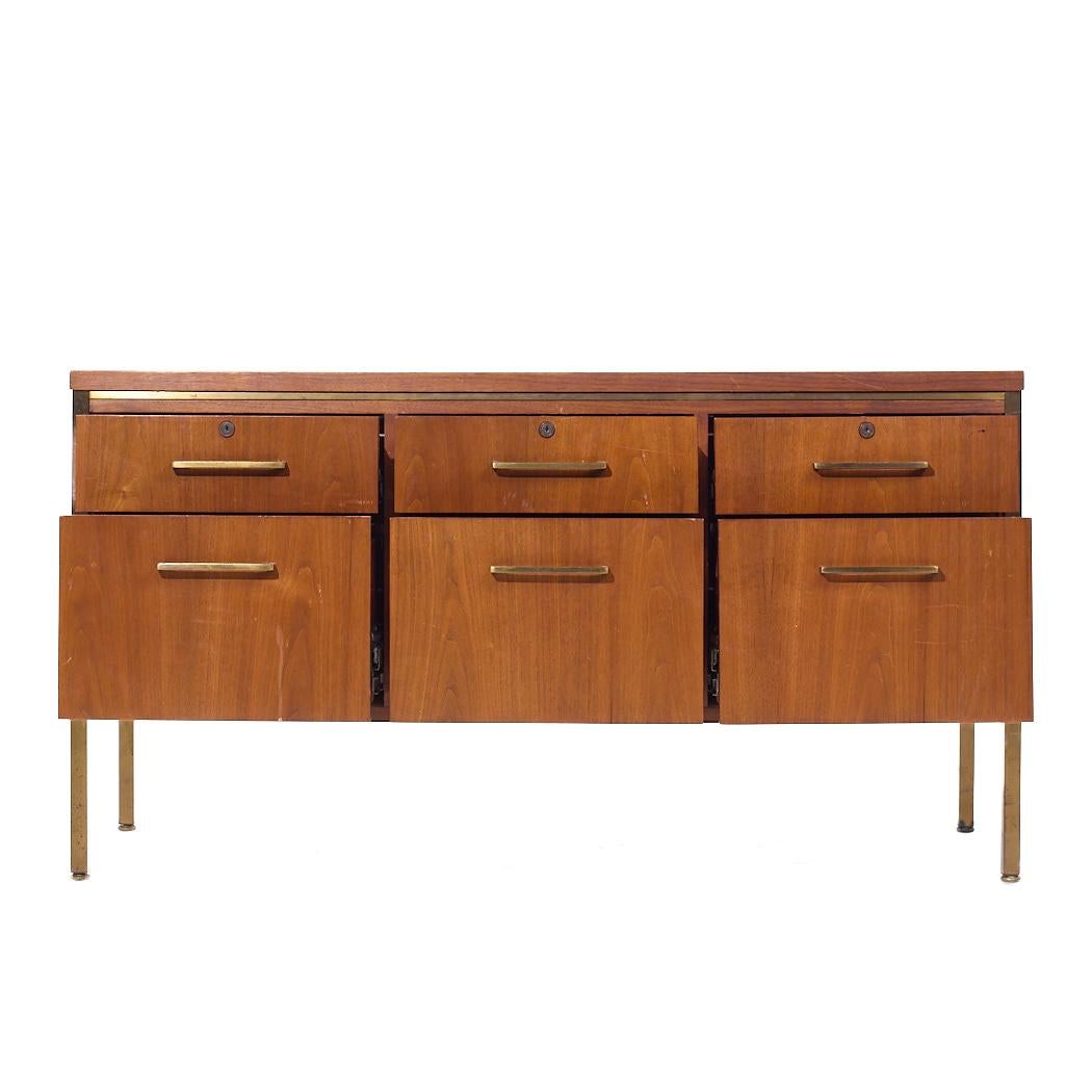 Alma Credenza di metà secolo in ottone e noce in vendita 1