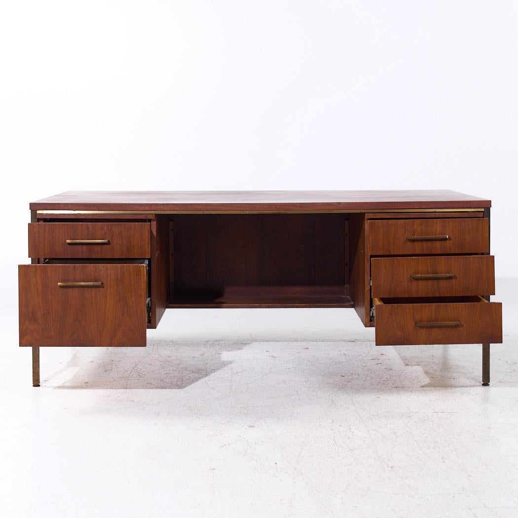 Bureau de direction en noyer et laiton Alma Mid Century en vente 3