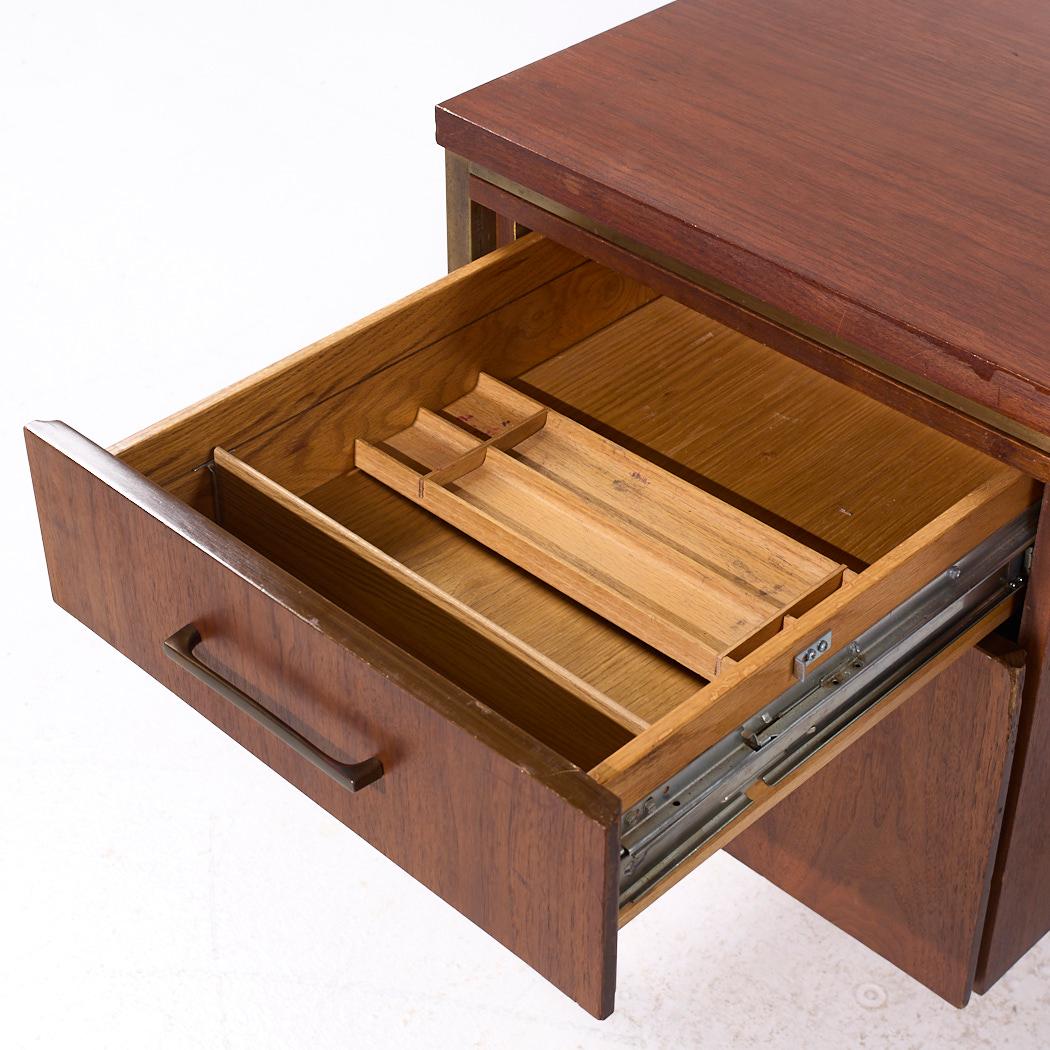 Bureau de direction en noyer et laiton Alma Mid Century en vente 4