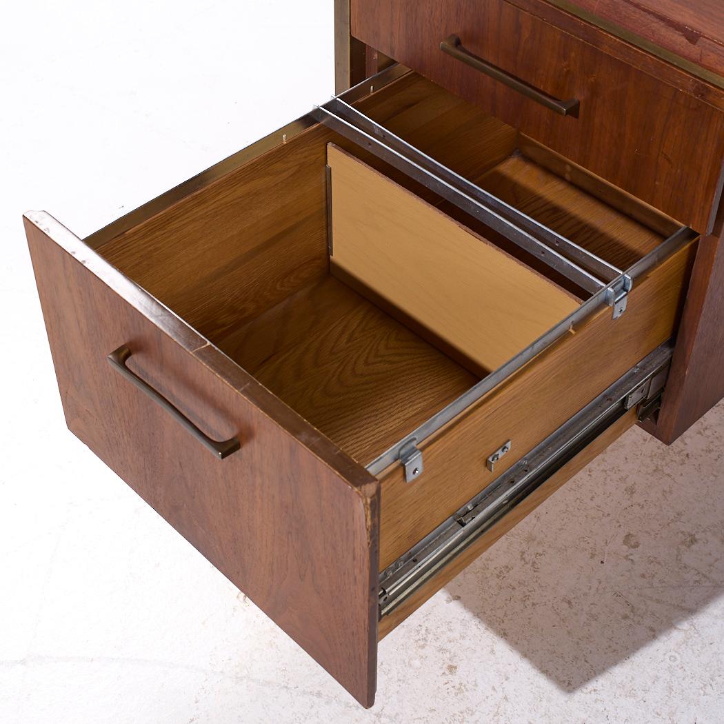 Bureau de direction en noyer et laiton Alma Mid Century en vente 5