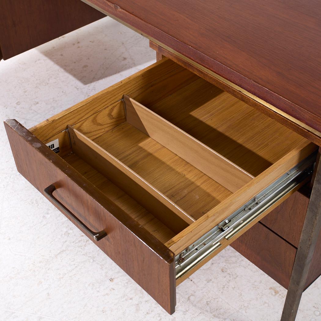 Bureau de direction en noyer et laiton Alma Mid Century en vente 6