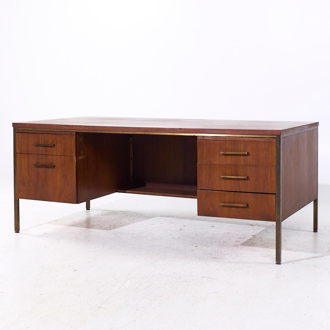 Mid-Century Modern Bureau de direction en noyer et laiton Alma Mid Century en vente