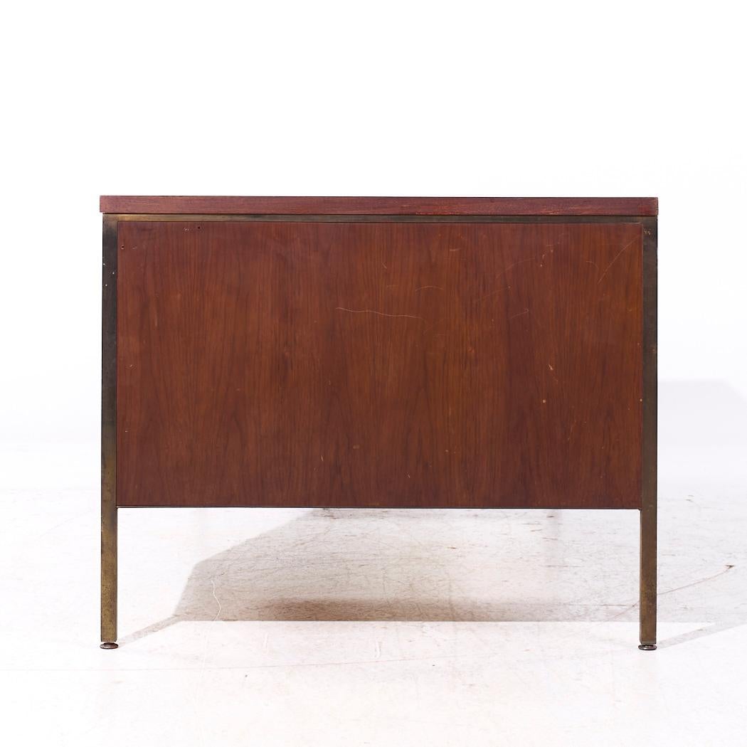 Américain Bureau de direction en noyer et laiton Alma Mid Century en vente