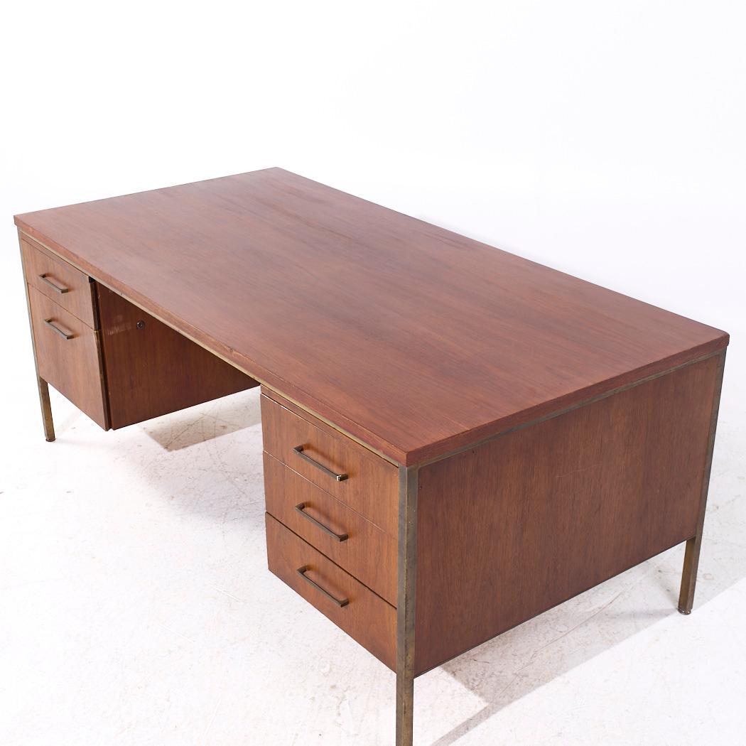 Noyer Bureau de direction en noyer et laiton Alma Mid Century en vente