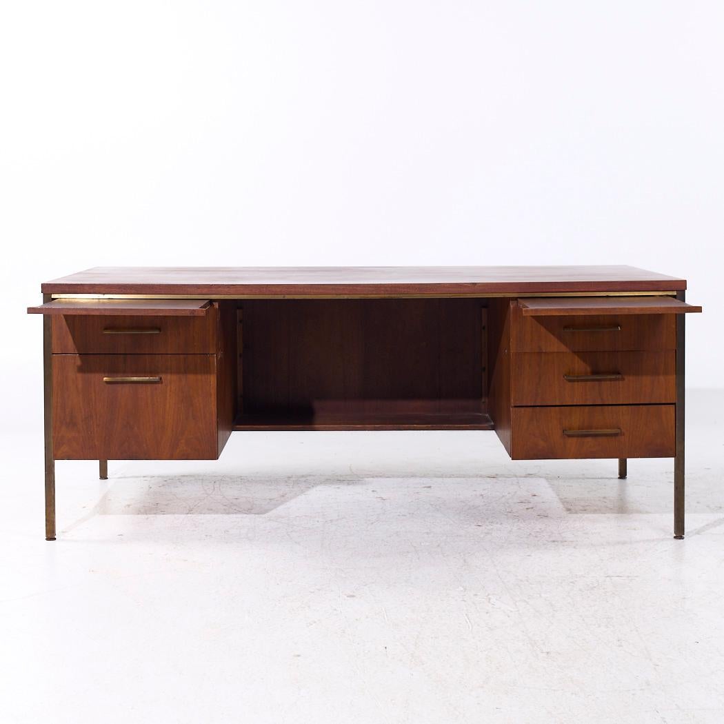 Bureau de direction en noyer et laiton Alma Mid Century en vente 1