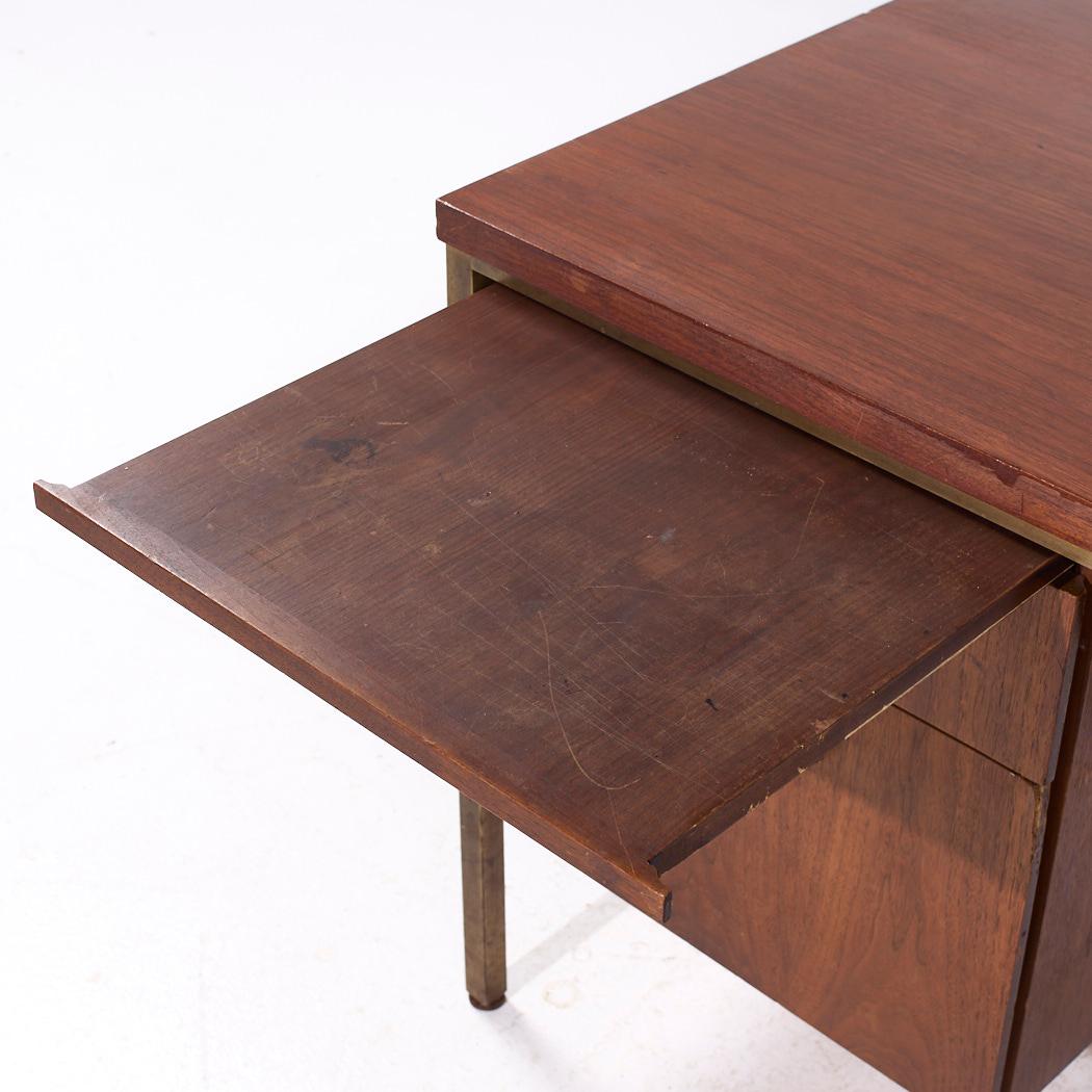 Bureau de direction en noyer et laiton Alma Mid Century en vente 2
