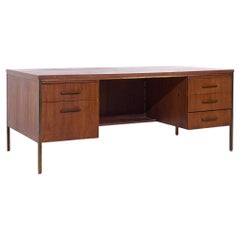 Escritorio ejecutivo Alma Mid Century de nogal y latón