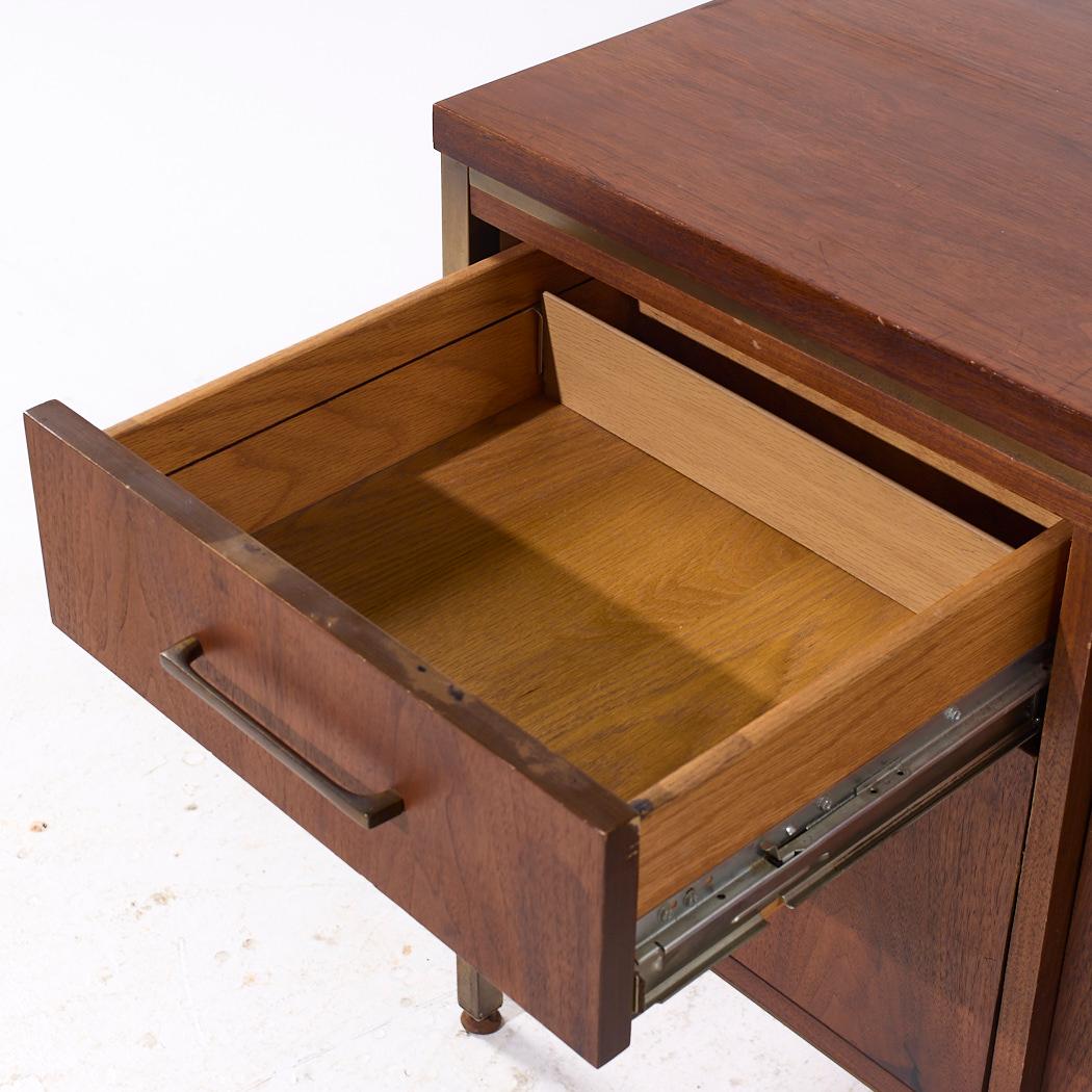 Alma Credenza di metà secolo in noce e ottone in vendita 3