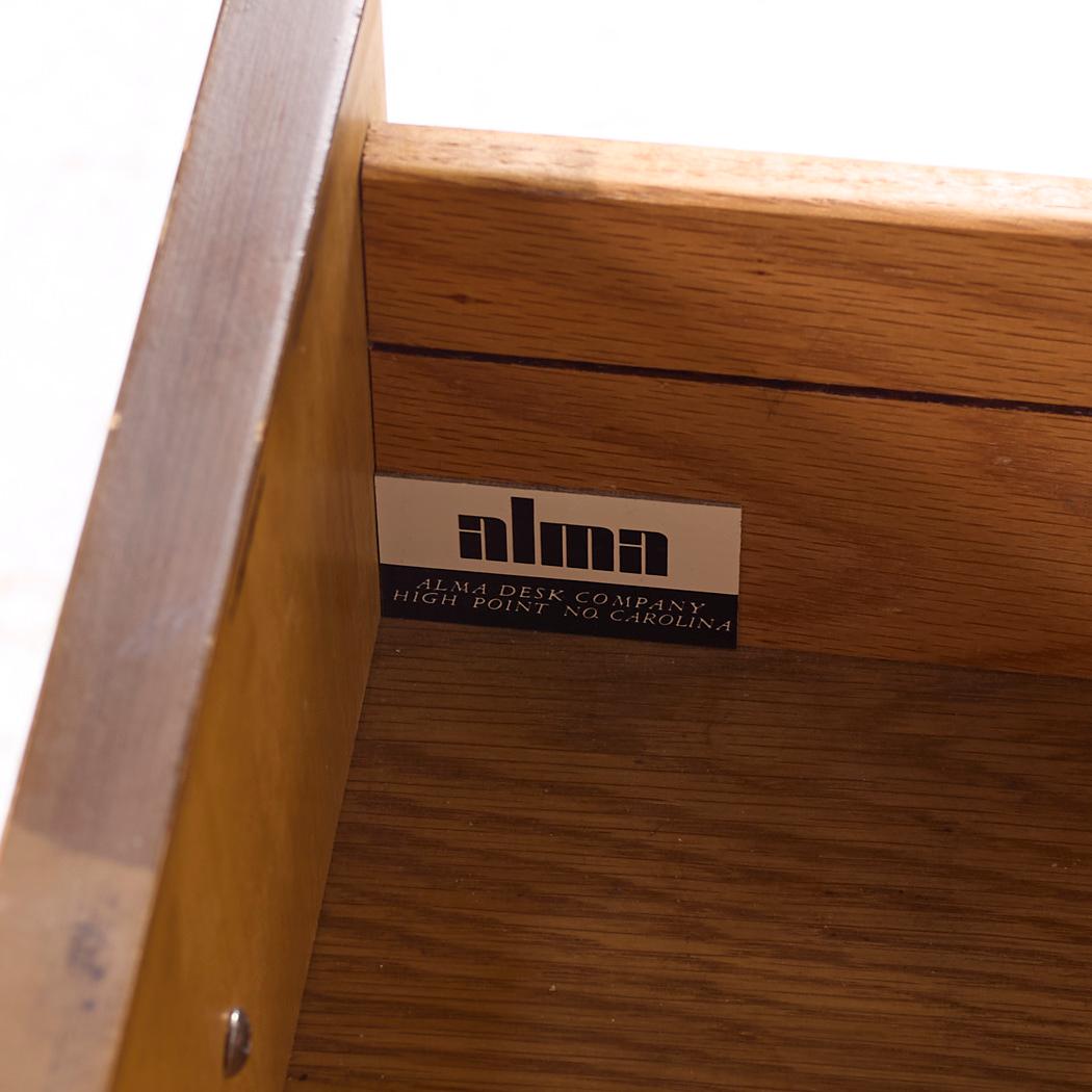 Alma Credenza di metà secolo in noce e ottone in vendita 4