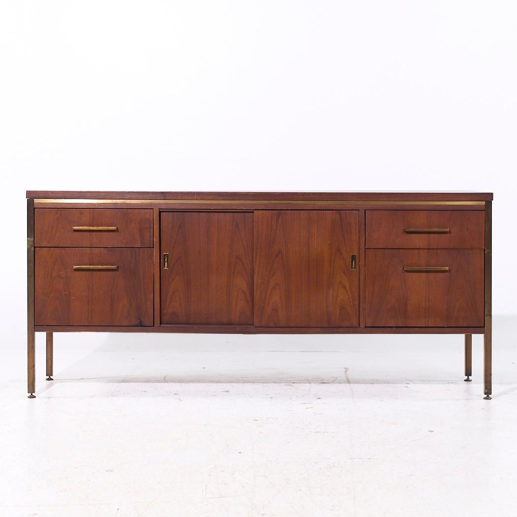 Alma Credenza di metà secolo in noce e ottone

Questa credenza misura: 65 di larghezza x 18 di profondità x 29,5 di altezza

Tutti i mobili possono essere acquistati in quello che noi chiamiamo stato vintage restaurato. Ciò significa che il pezzo