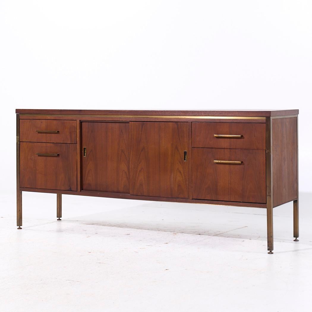 Mid-Century moderno Alma Credenza di metà secolo in noce e ottone in vendita