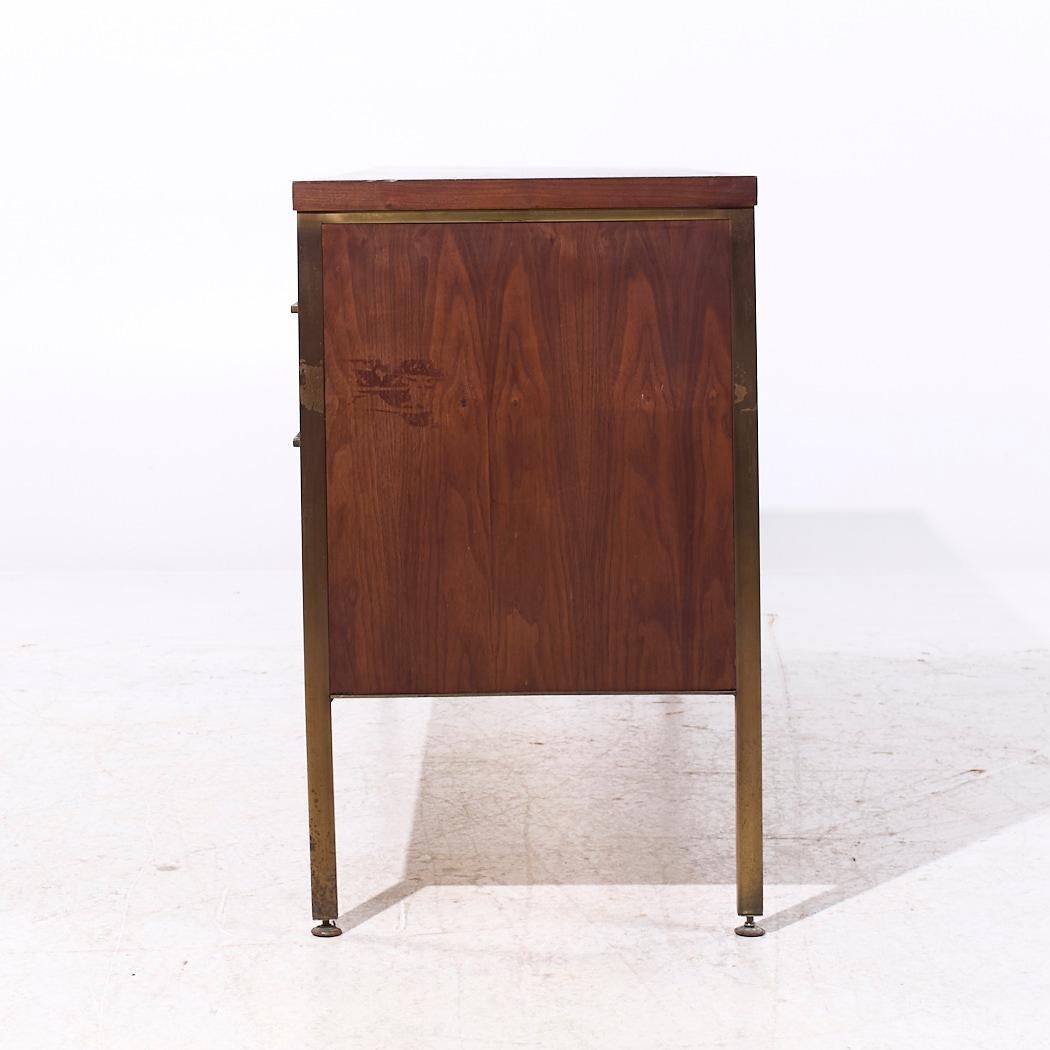 Alma Credenza di metà secolo in noce e ottone In condizioni buone in vendita a Countryside, IL