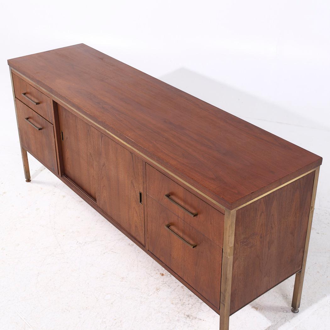 Fine XX secolo Alma Credenza di metà secolo in noce e ottone in vendita