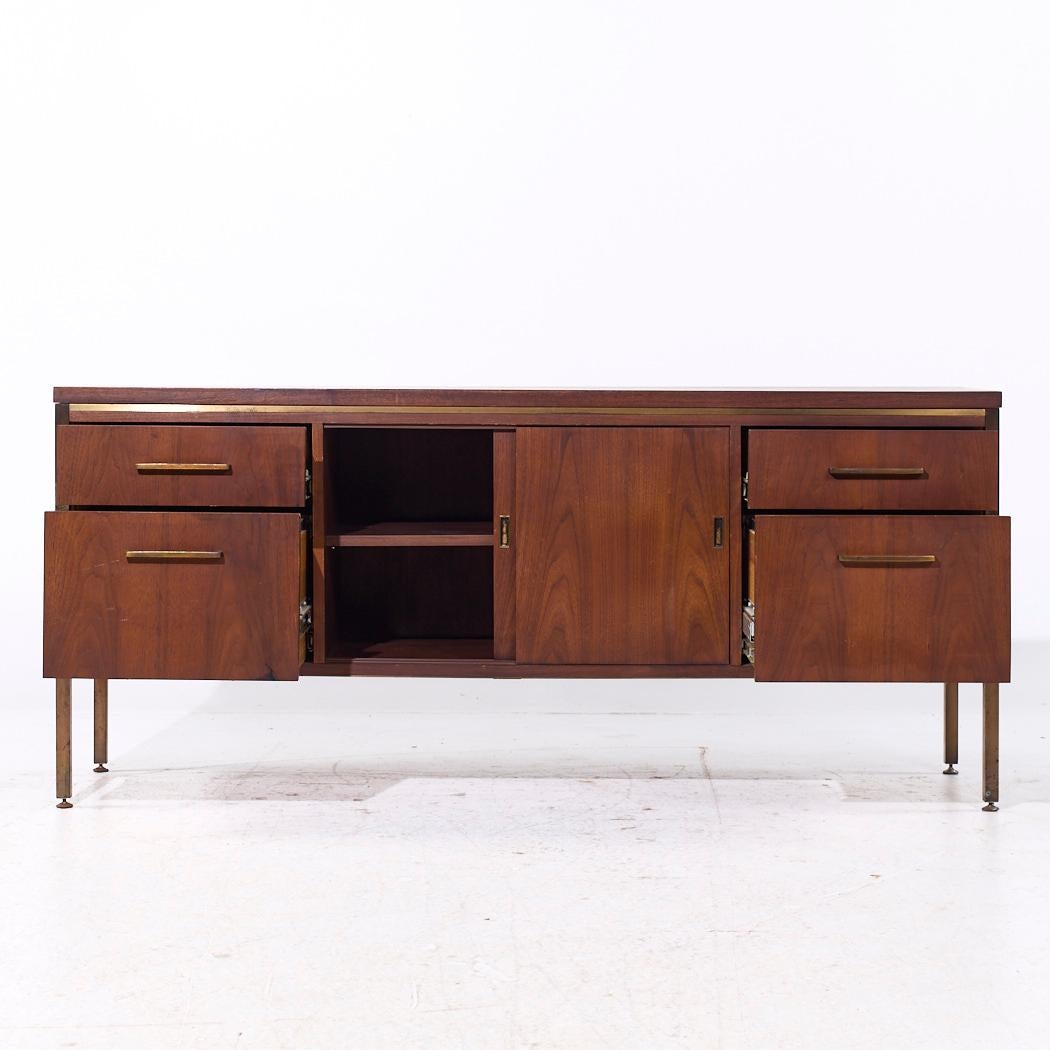 Ottone Alma Credenza di metà secolo in noce e ottone in vendita