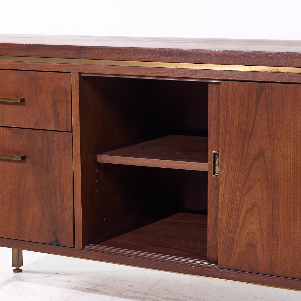 Alma Credenza di metà secolo in noce e ottone in vendita 1