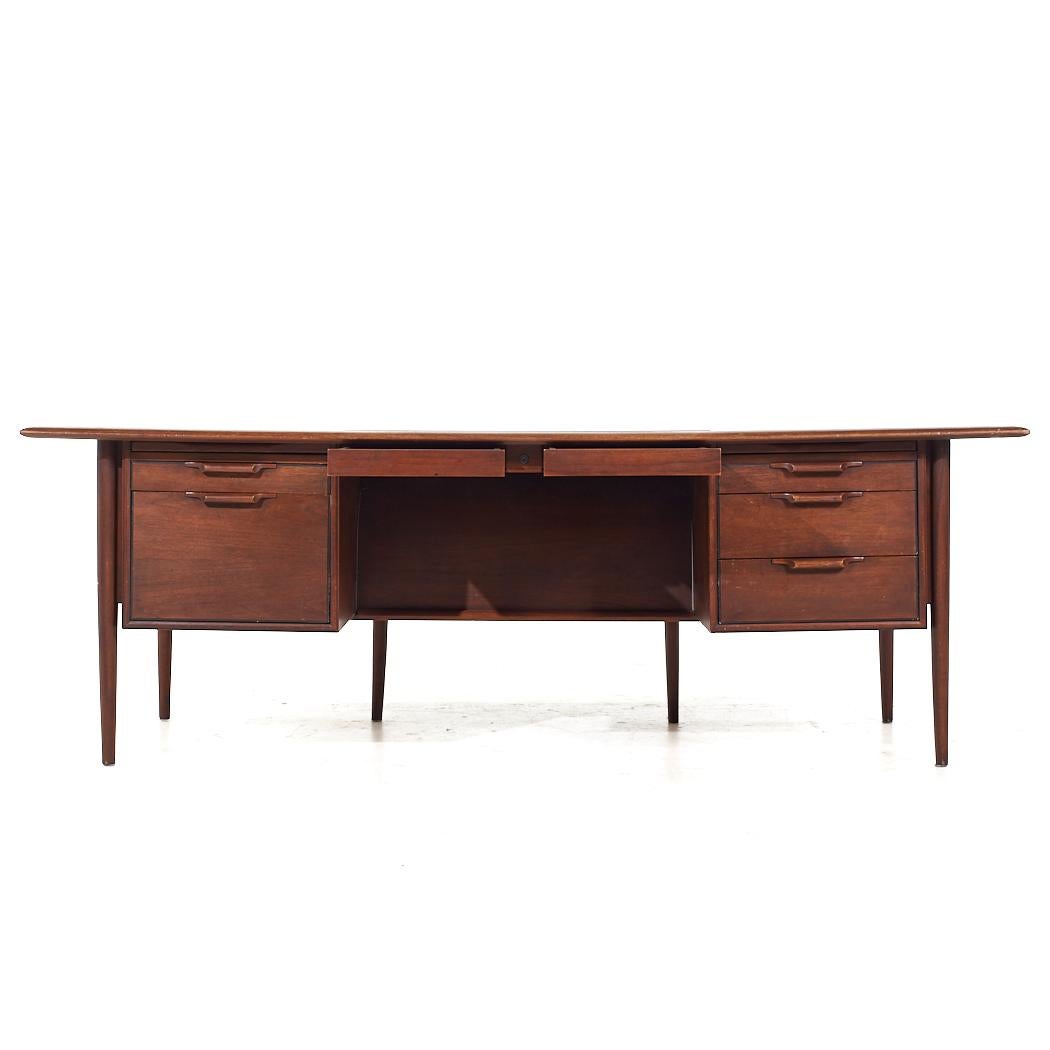 Alma Mid Century Walnut and Leather Executive Desk For Sale 7