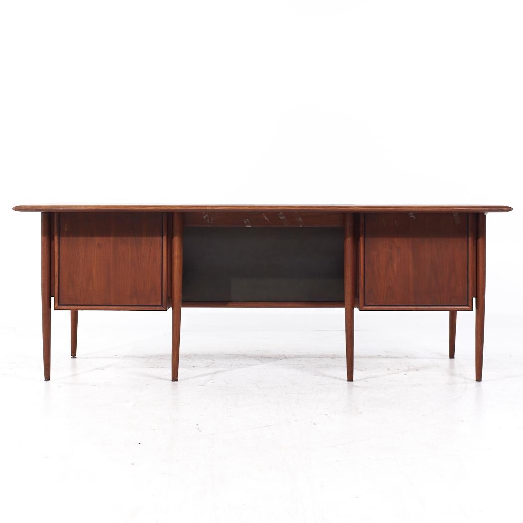 Alma Mid Century Walnut and Leather Executive Desk In Good Condition For Sale In Countryside, IL