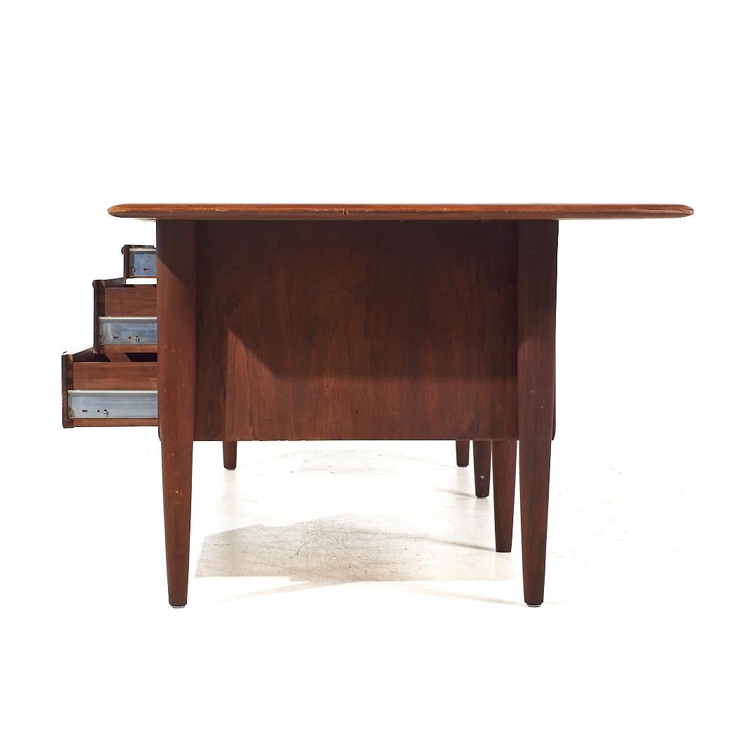 Alma Mid Century Walnut and Leather Executive Desk In Good Condition For Sale In Countryside, IL