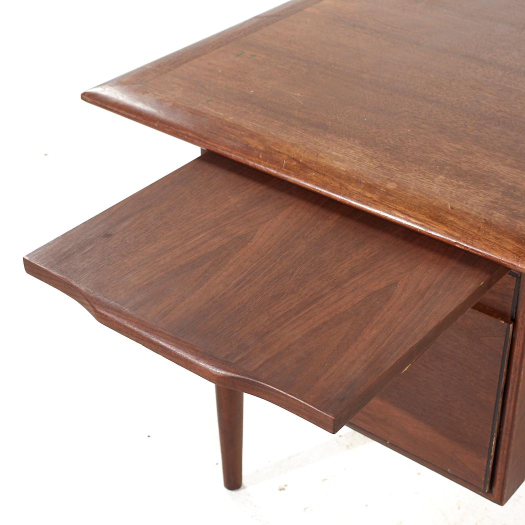 Bureau de direction en noyer et cuir Alma Mid Century en vente 2