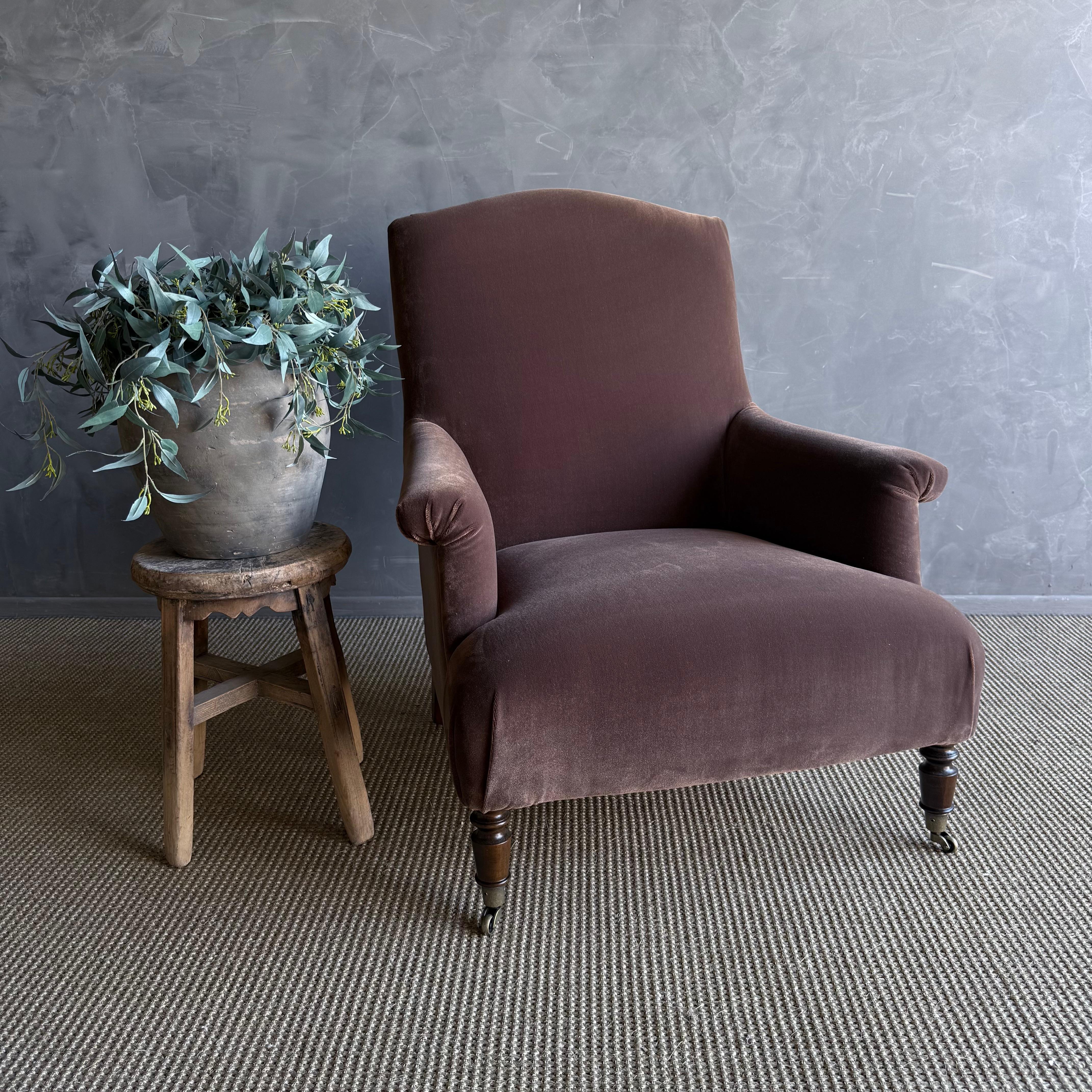 Introducing the Alma Accent Chair – a timeless piece crafted for comfort and style. Upholstered in a faux mohair style velvet, the color is chestnut, a warm rich chocolate brown.
Resembling a classic French Napoleon style chair, the Alma features