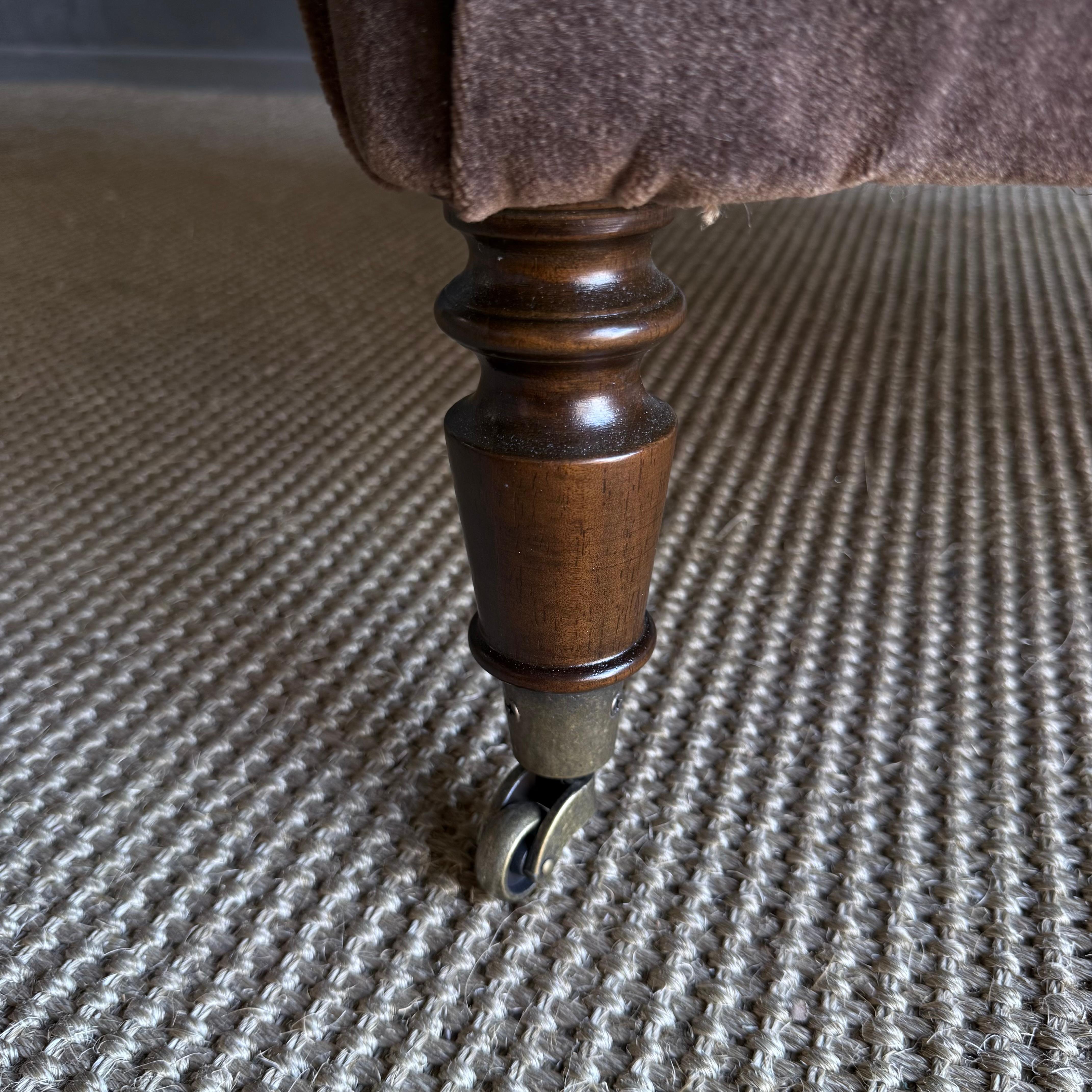 Alma Napoleon Style Accent Chair in Velvet im Angebot 1