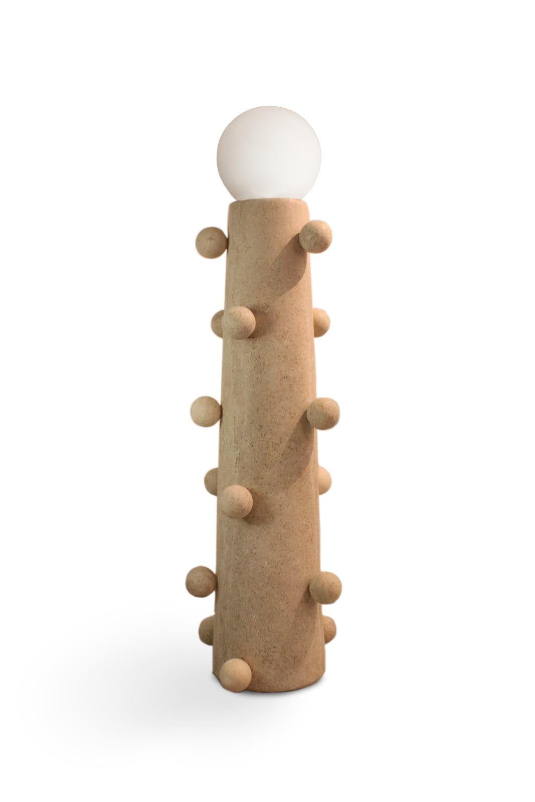 Alma Nueva Stehleuchte von Ayres
Abmessungen: D 25 x H 149 cm
MATERIALIEN: Sand Travertin


Bei AYRES entwerfen wir Gebrauchsgegenstände und Möbel mit einer primären Ästhetik. Unsere Grundformen sind einzigartig und erinnern an prähispanische