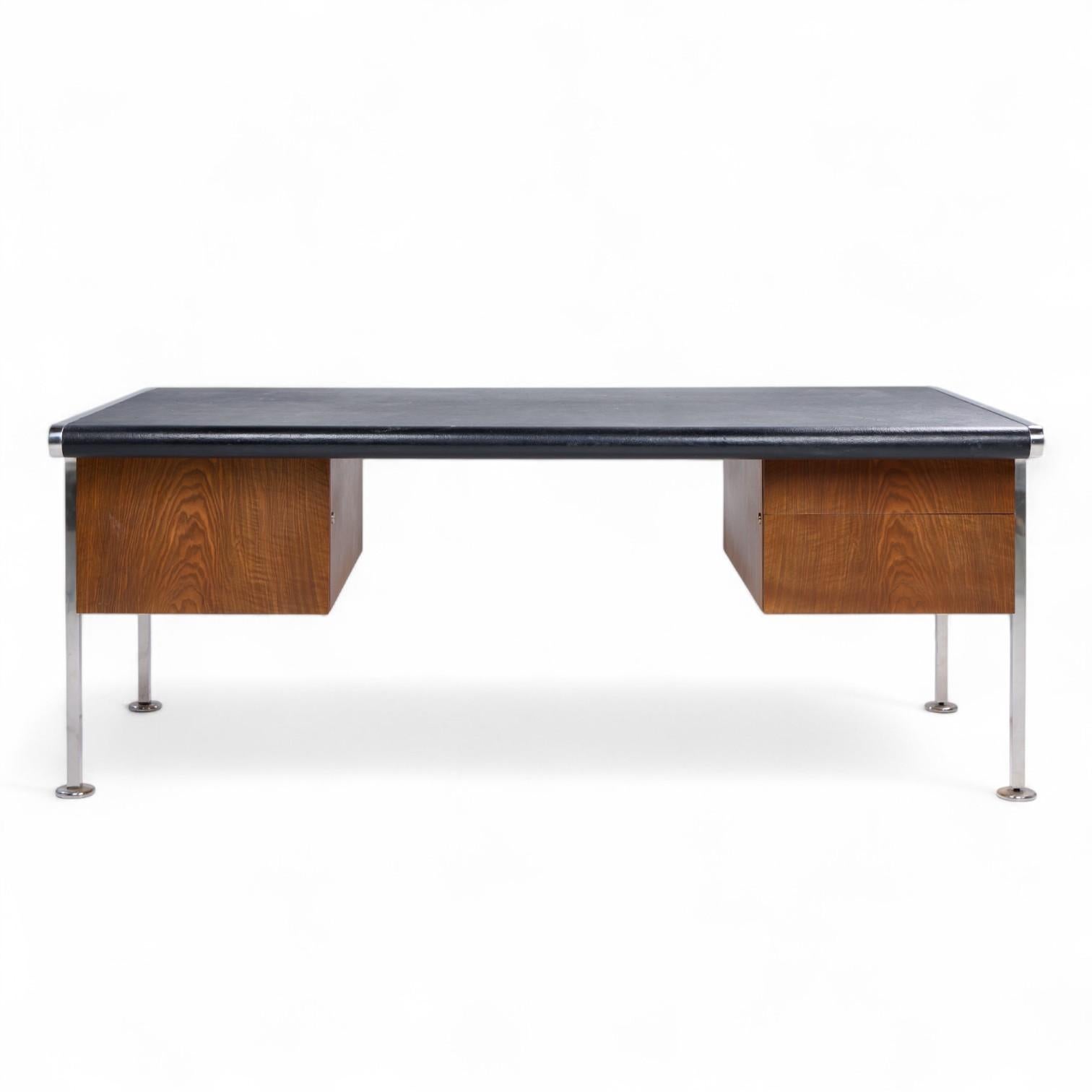 Bureau de direction en cuir et chrome Alma Style Mid Century

Ce bureau mesure : 72 de large x 38,5 de profond x 28,5 de haut, avec un dégagement de 26 pouces pour la chaise.

Tous les meubles peuvent être achetés dans ce que nous appelons un état
