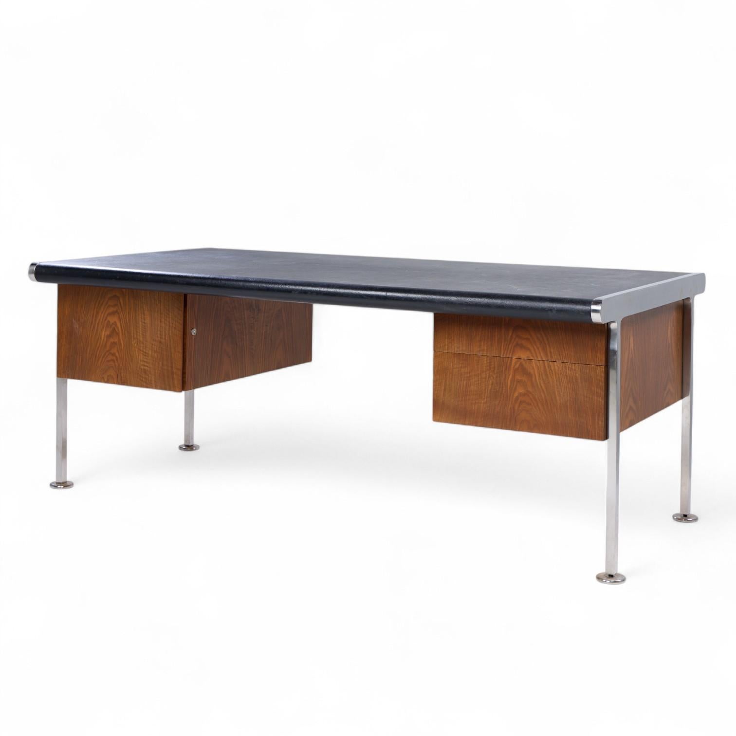 Mid-Century Modern Bureau de direction en cuir et chrome Alma Style Mid Century en vente