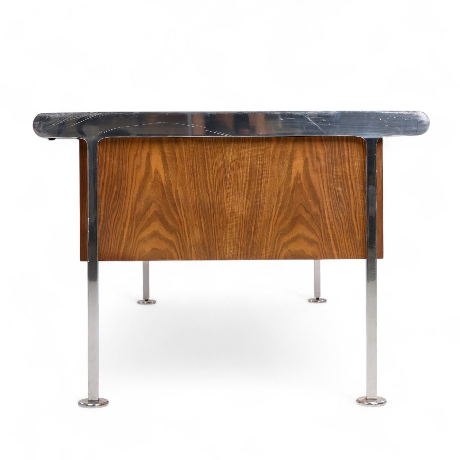 20ième siècle Bureau de direction en cuir et chrome Alma Style Mid Century en vente