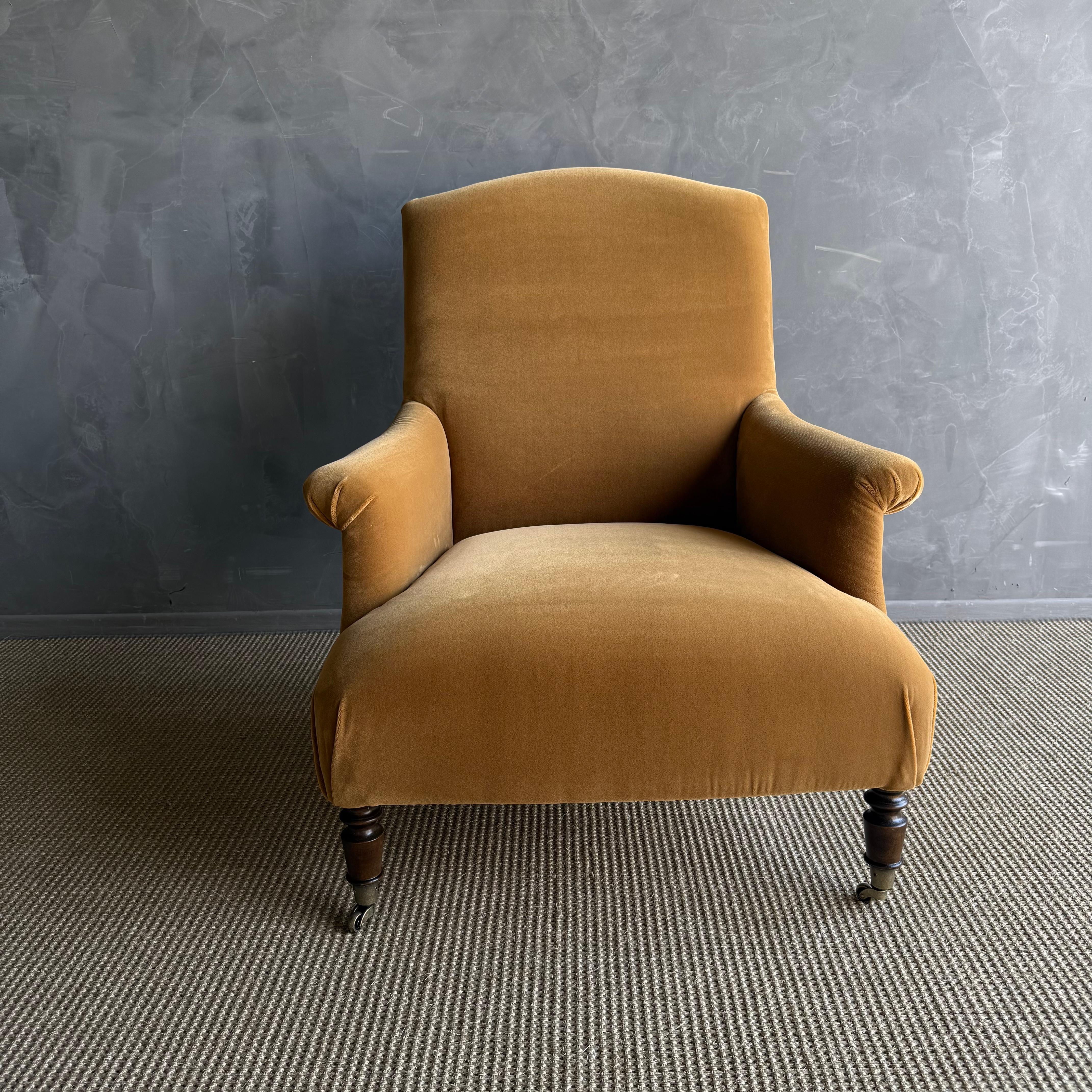 Alma Gepolsterter Akzentstuhl aus Mohair-Kunstleder-Samt (21. Jahrhundert und zeitgenössisch) im Angebot