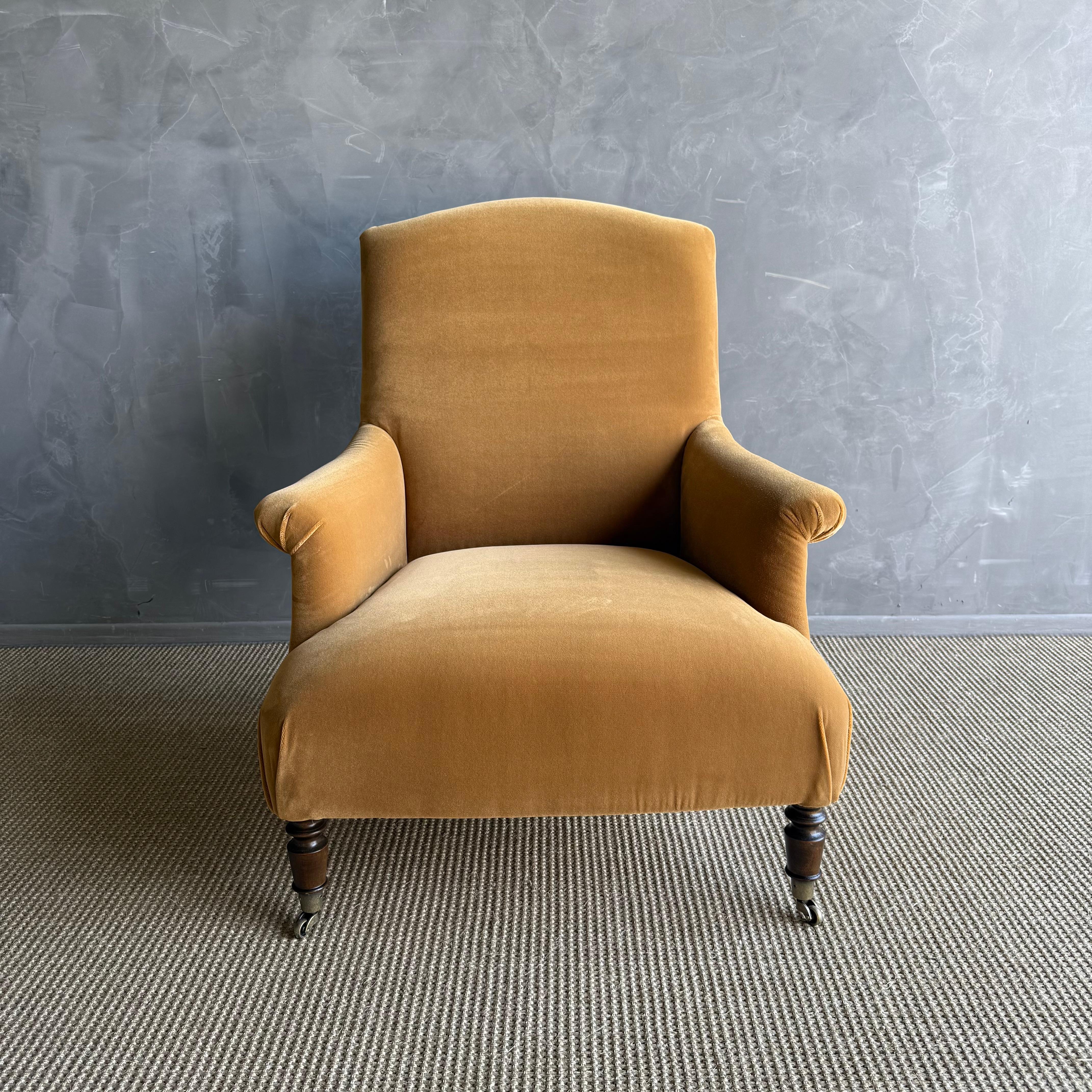 Alma Gepolsterter Akzentstuhl aus Mohair-Kunstleder-Samt im Angebot 1