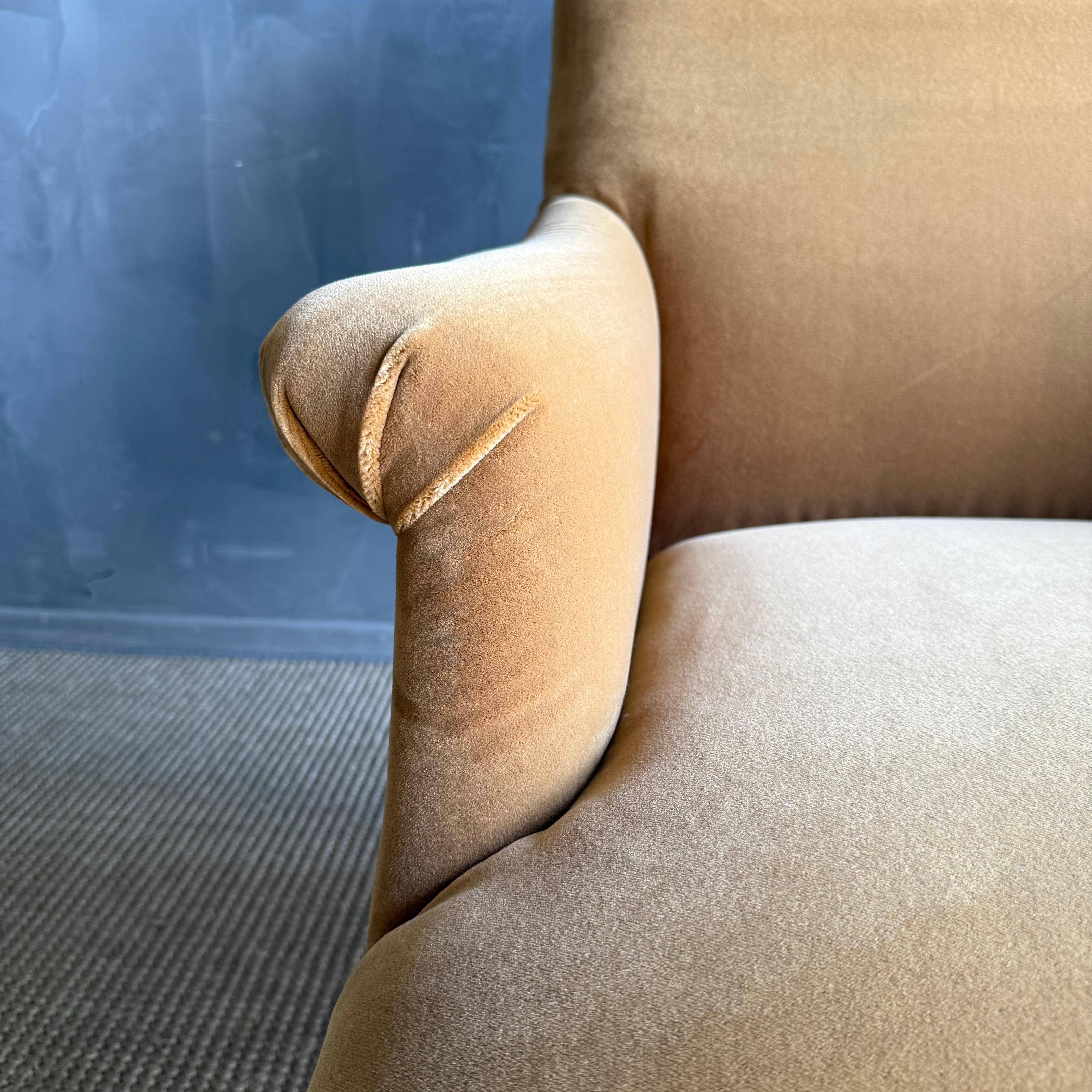 Alma Gepolsterter Akzentstuhl aus Mohair-Kunstleder-Samt im Angebot 2