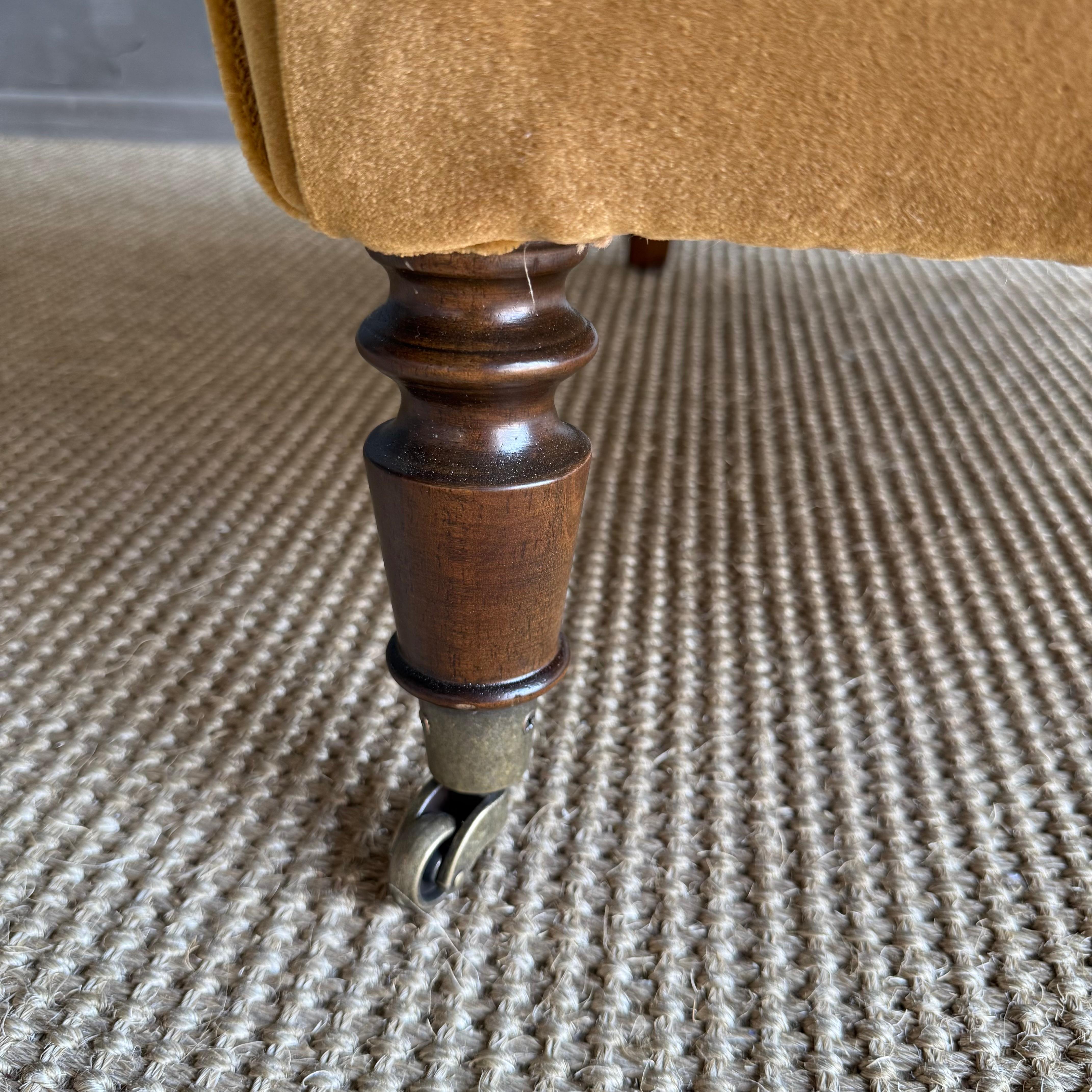 Alma Gepolsterter Akzentstuhl aus Mohair-Kunstleder-Samt im Angebot 3