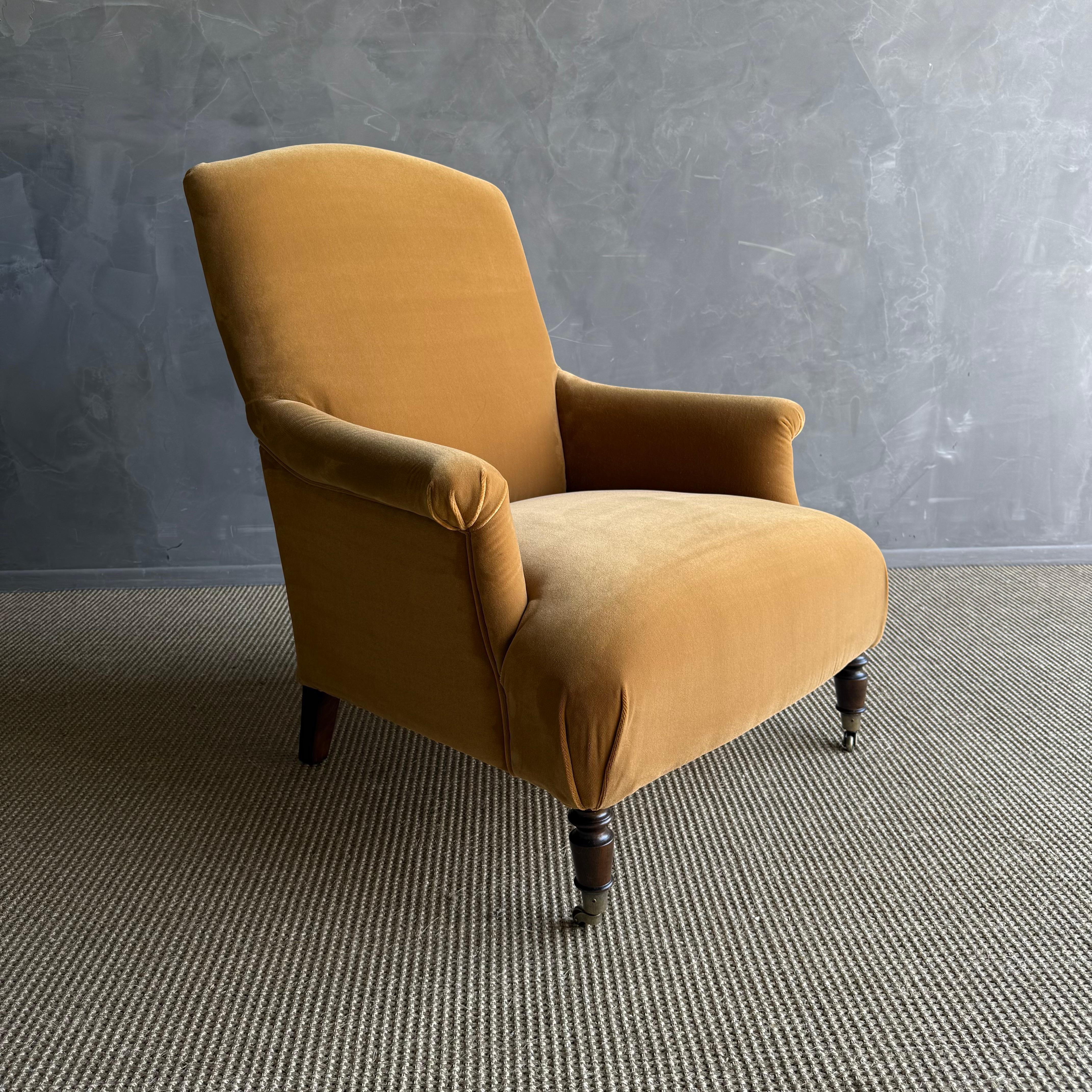 Alma Gepolsterter Akzentstuhl aus Mohair-Kunstleder-Samt im Angebot 4