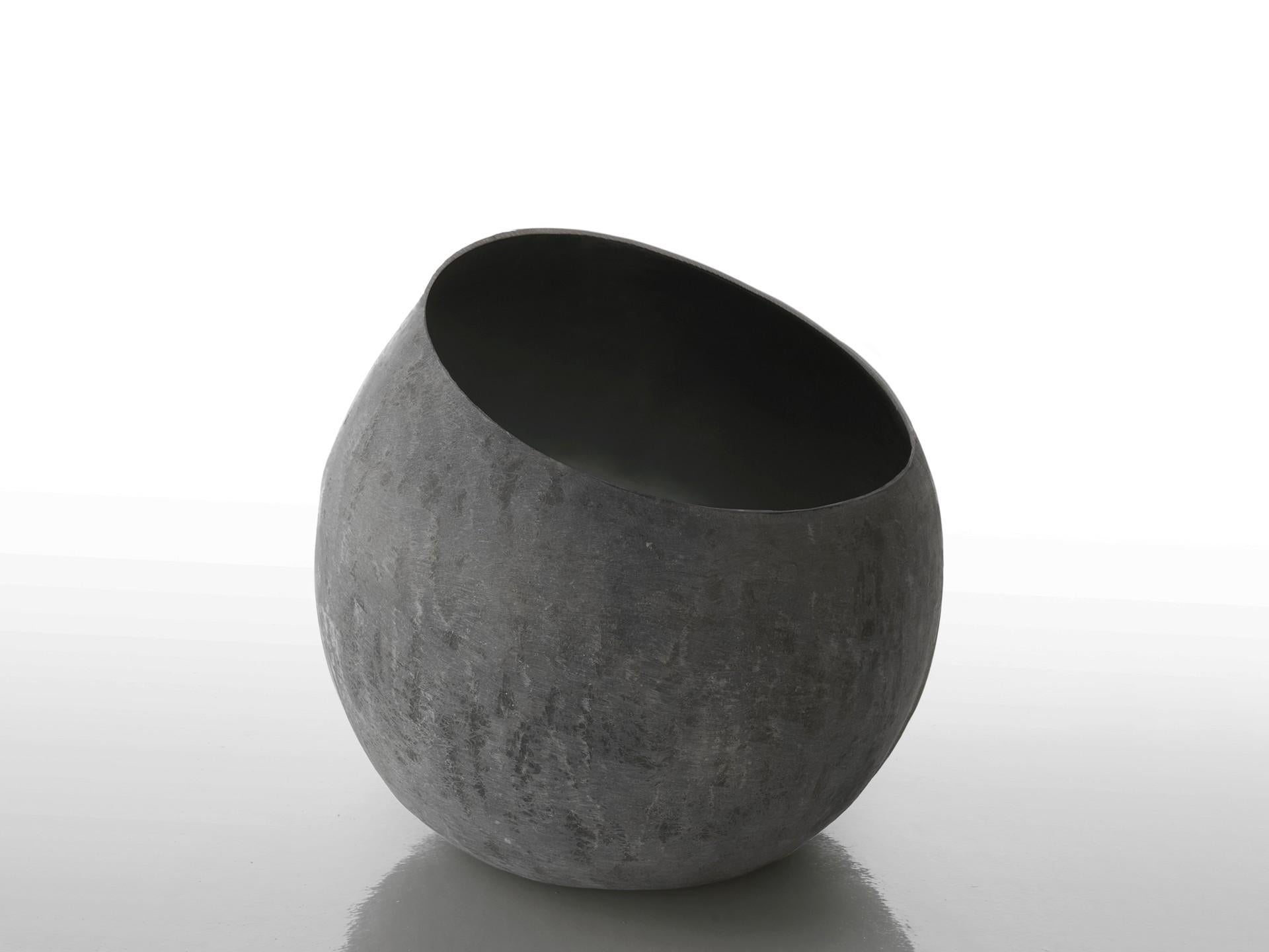 Alma vase by Imperfettolab
Dimensions: Ø 47 x H 44 cm
Materials: Raw material


Imperfetto lab
Who we are ? We are a family.
Verter Turroni, Emanuela Ravelli and our children Elia, Margherita and Eusebio.
All together, we are separate parts