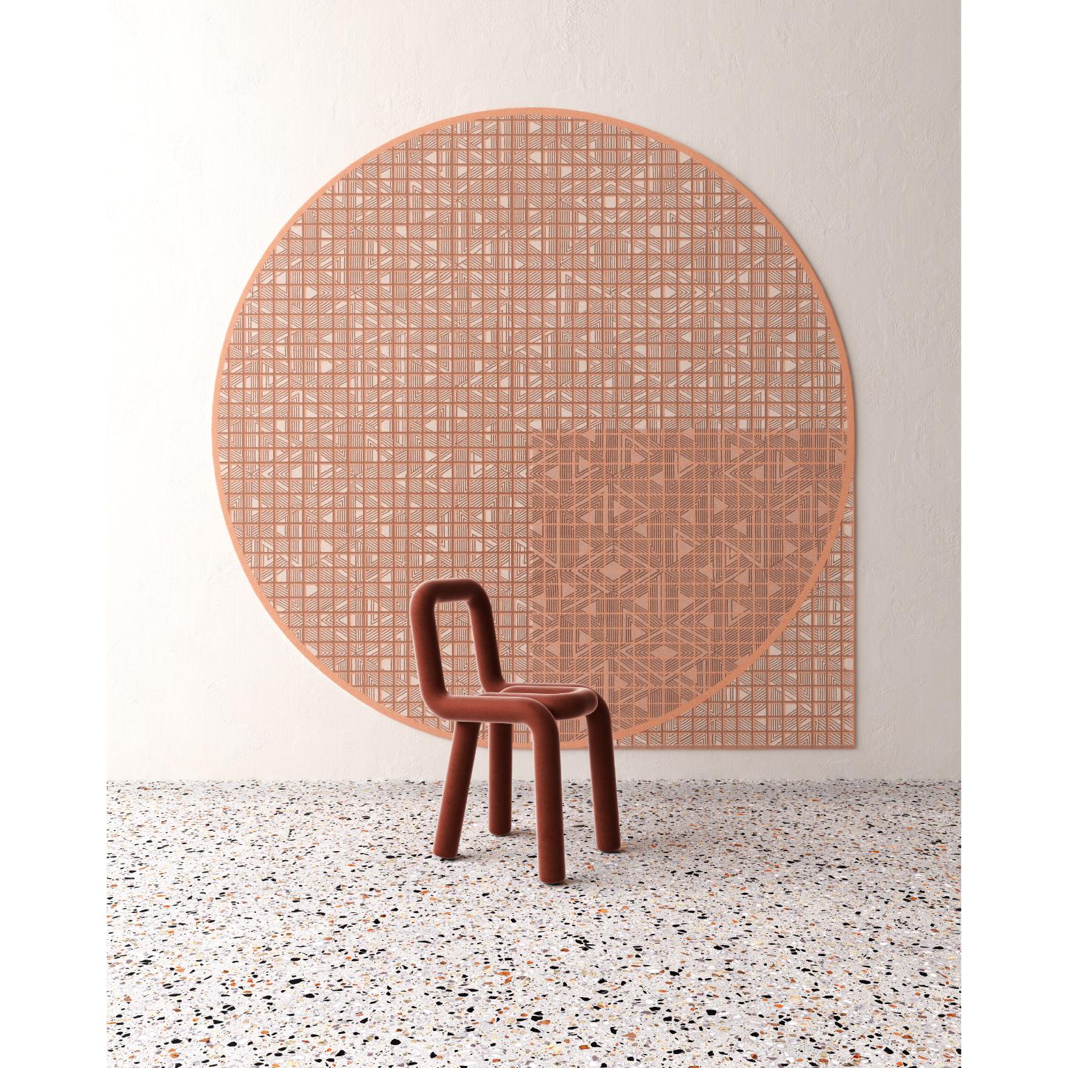 Arazzo da parete Almadra di Antilla Di Lauro
Dimensioni: D 240 H 240 cm.
Materiali: Lana semi-tormentata, lana della Nuova Zelanda e viscosa ritorta.

Antilla Di Lauro (nata nel 1989 a Milano) disegna e crea tappeti e arazzi unici nel loro genere.