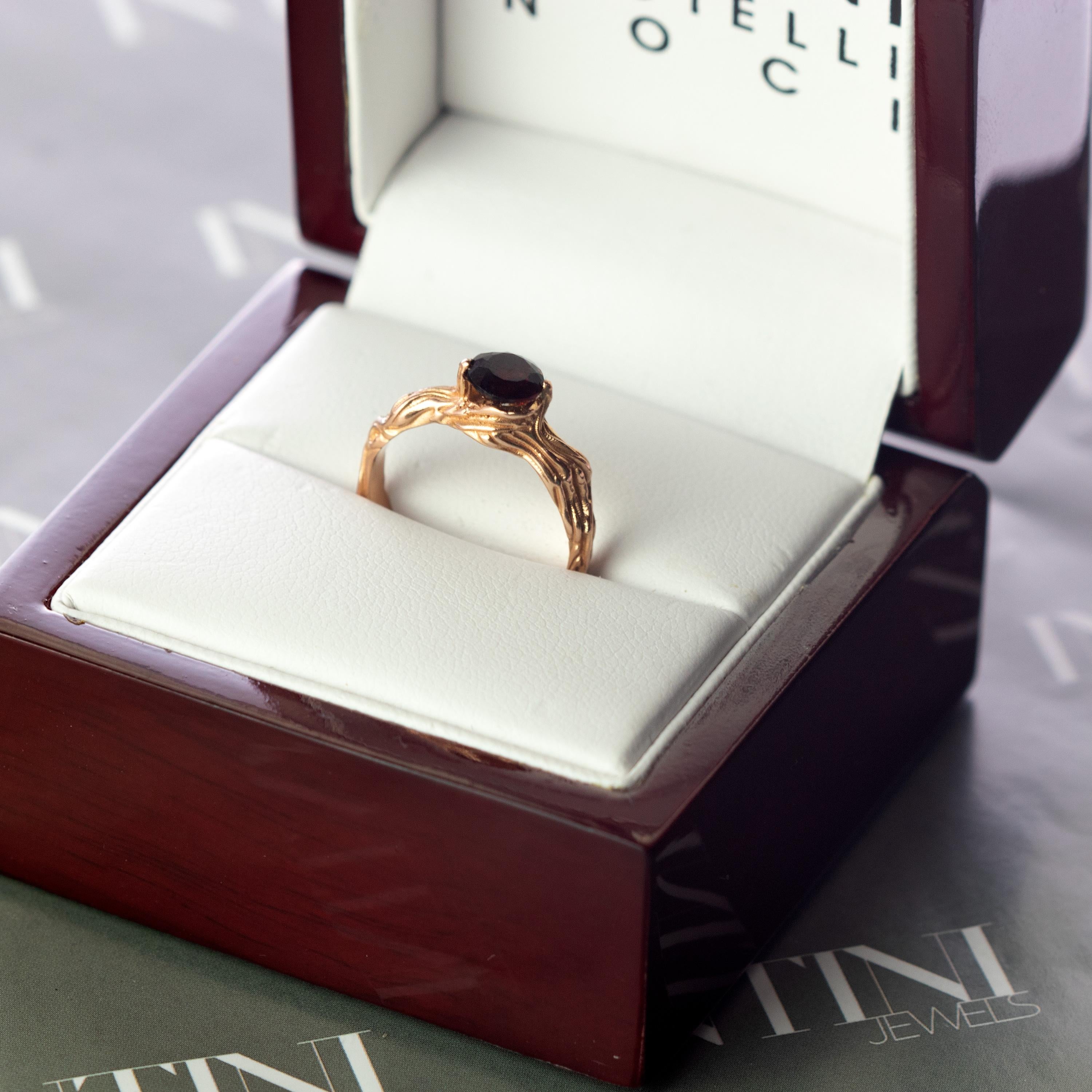 Artisan Almandine Bague cocktail italienne sculptée à la main en or rose et rose 18 carats avec grenat, faite à la main en vente