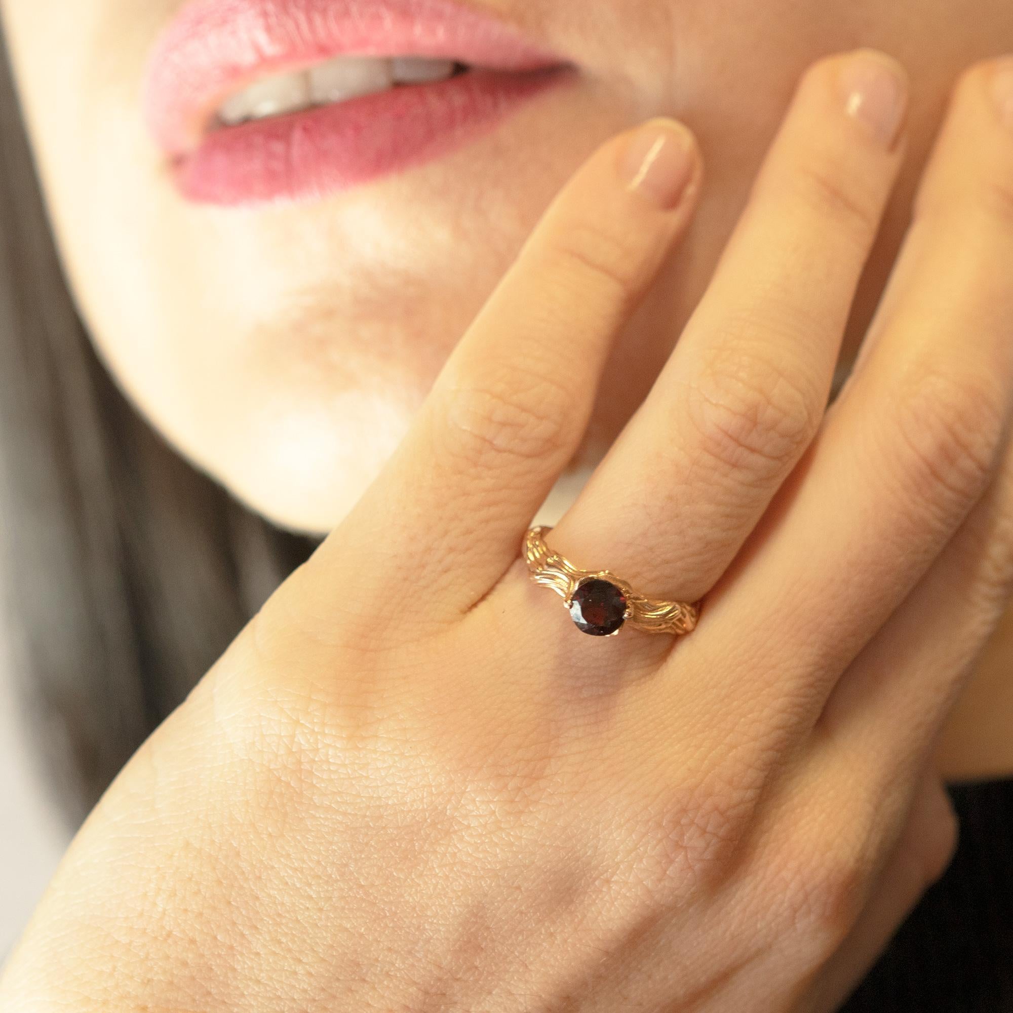 Une superbe bague ovale rehaussée de grenat almandin et d'or rose 18 carats. Ces bijoux épiques sont un exemple exceptionnel de qualité et d'artisanat royal italien fait à la main.

Le grenat almandin est un cristal de guérison fort et régénérateur