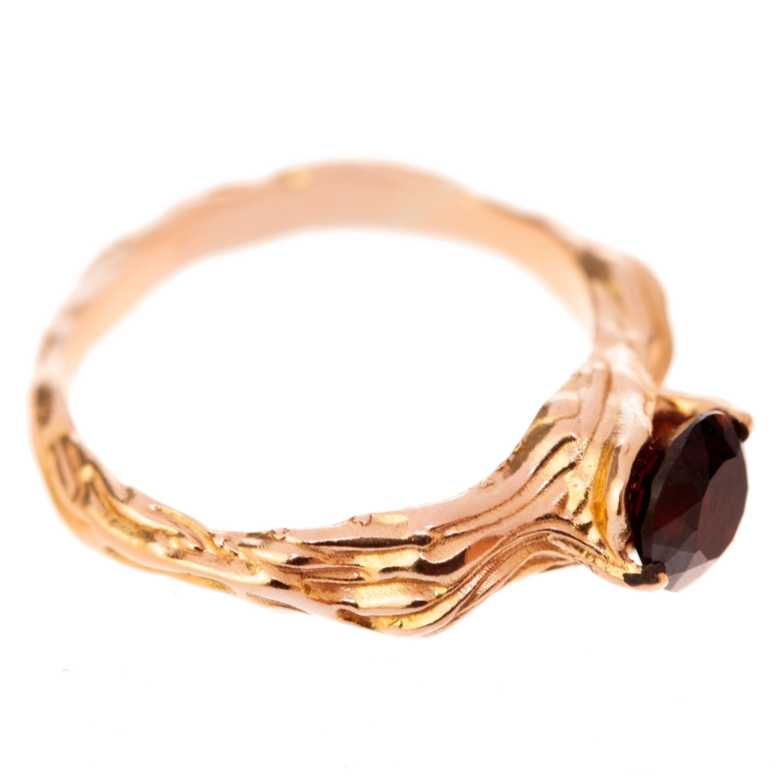 Taille brillant Almandine Bague cocktail italienne sculptée à la main en or rose et rose 18 carats avec grenat, faite à la main en vente