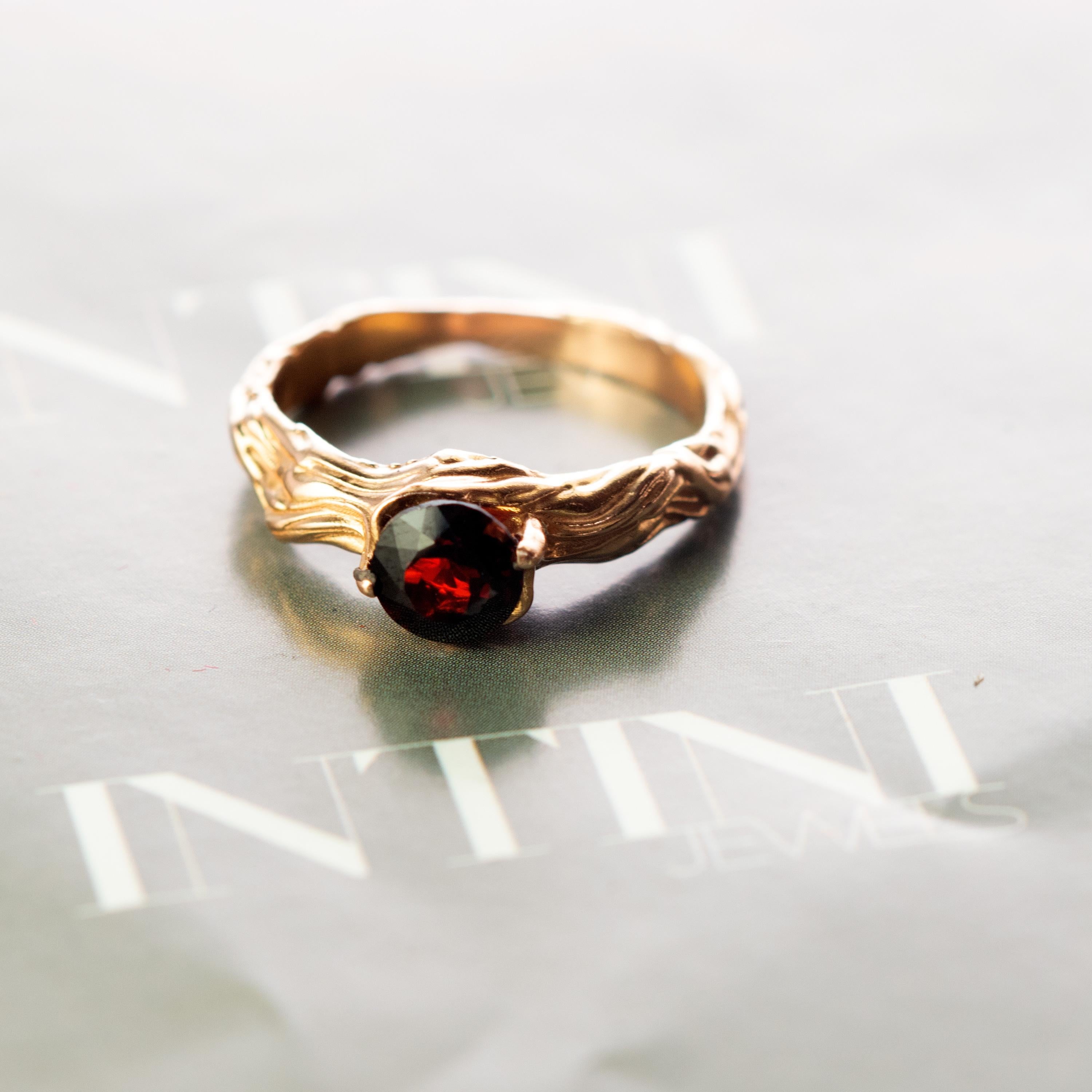 Almandine Bague cocktail italienne sculptée à la main en or rose et rose 18 carats avec grenat, faite à la main Neuf - En vente à Milano, IT