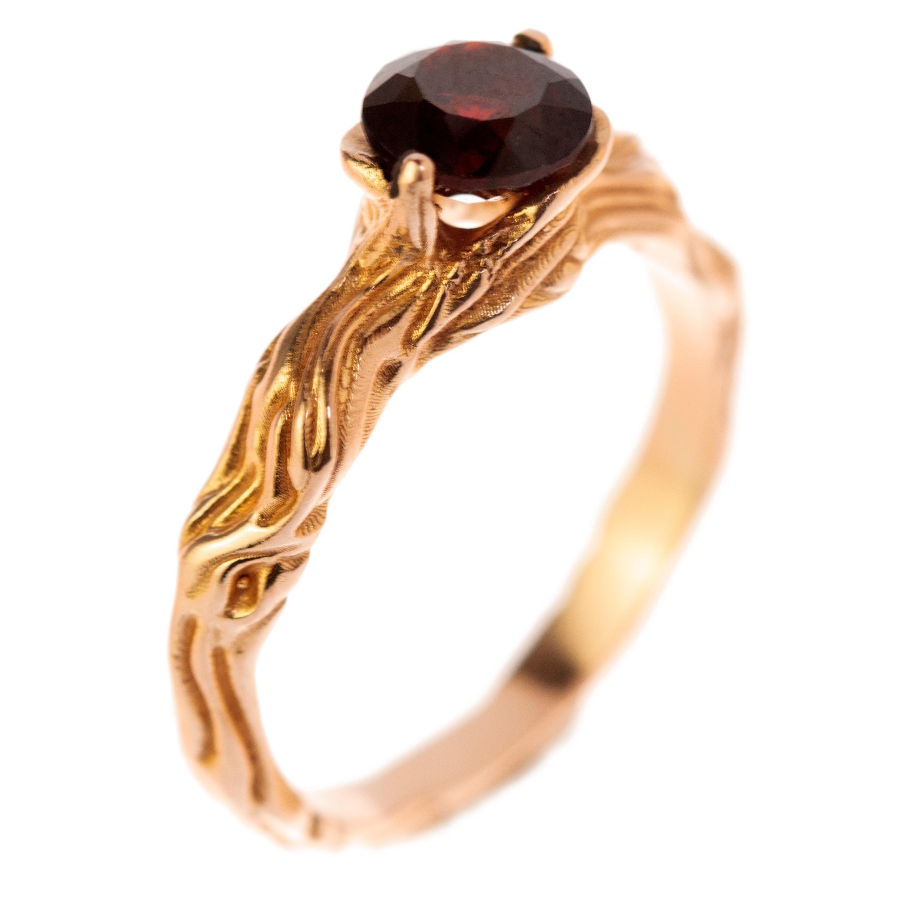 Almandine Bague cocktail italienne sculptée à la main en or rose et rose 18 carats avec grenat, faite à la main Unisexe en vente