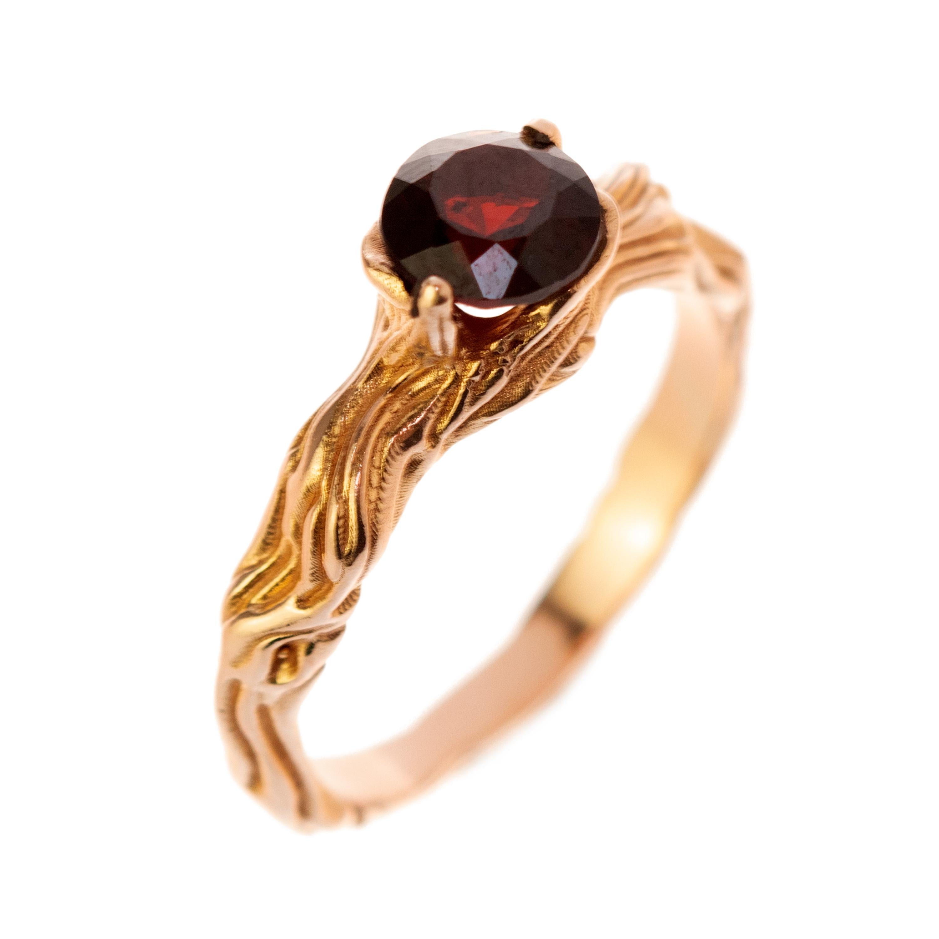 Almandine Bague cocktail italienne sculptée à la main en or rose et rose 18 carats avec grenat, faite à la main en vente 1