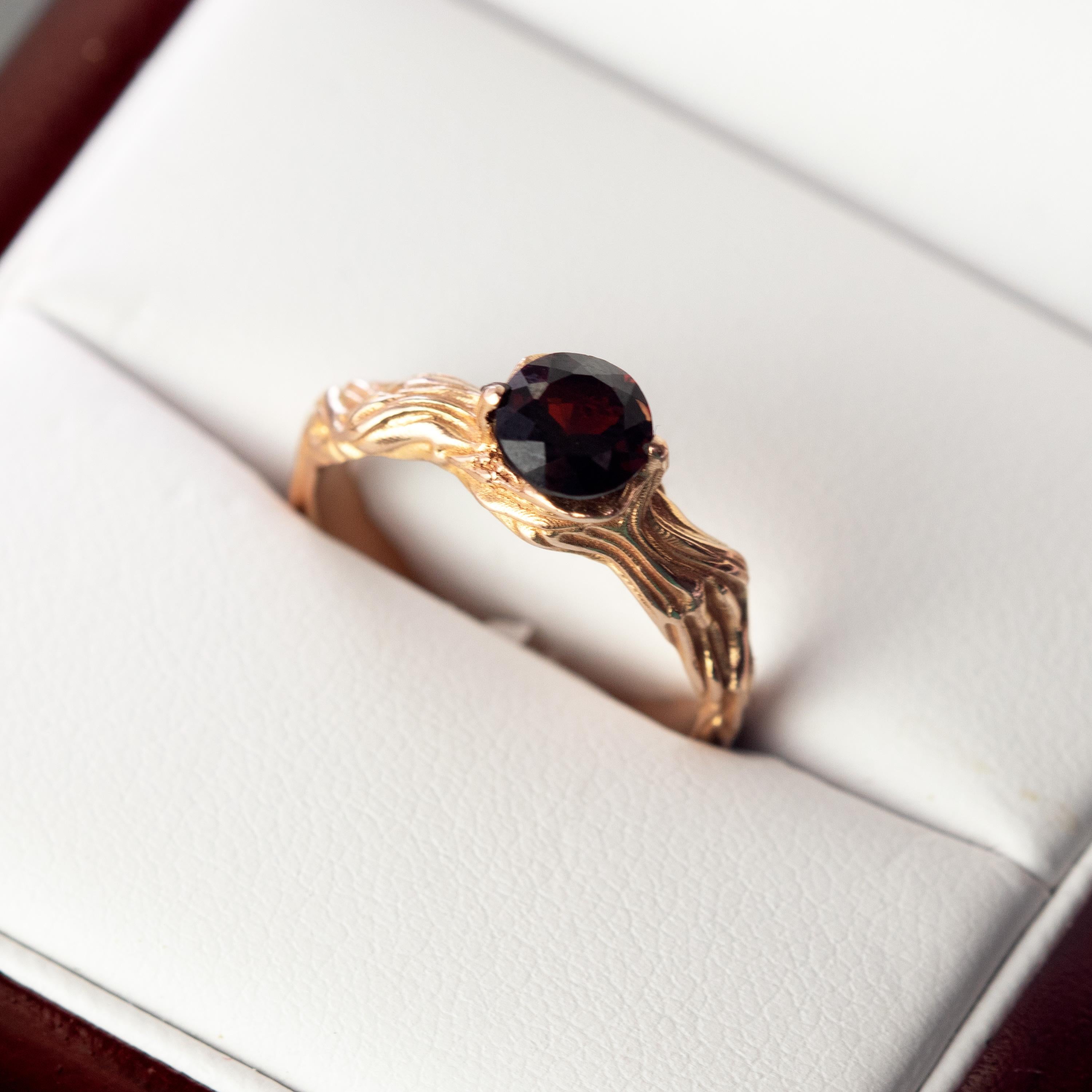 Almandine Bague cocktail italienne sculptée à la main en or rose et rose 18 carats avec grenat, faite à la main en vente 2