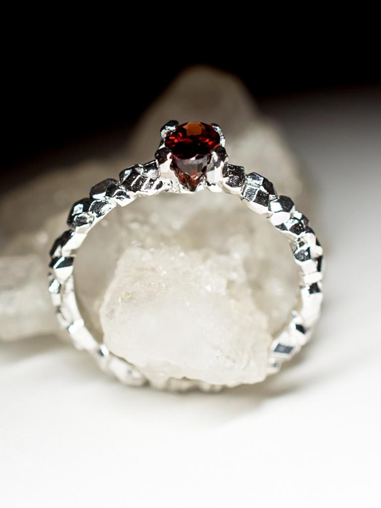 Anello in argento con granato almandino Anello in pietra preziosa con granato, minuscolo regalo in vendita 4