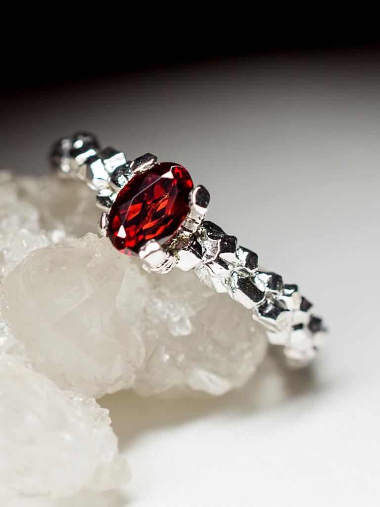 Anello in argento 925 con granato naturale almandino di taglio ovale
origine della gemma - India
La dimensione della gemma è di 0,12 х 0,16х 0,24 in / 3 х 4 х 6 mm
Peso delle pietre - 0,55  carato
Peso degli anelli - 1,6 - 2 grammi
Misura