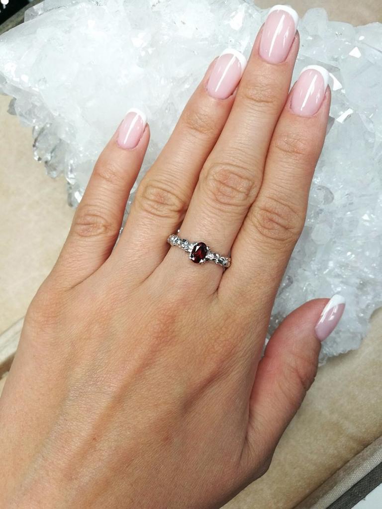 Artista Anello in argento con granato almandino Anello in pietra preziosa con granato, minuscolo regalo in vendita