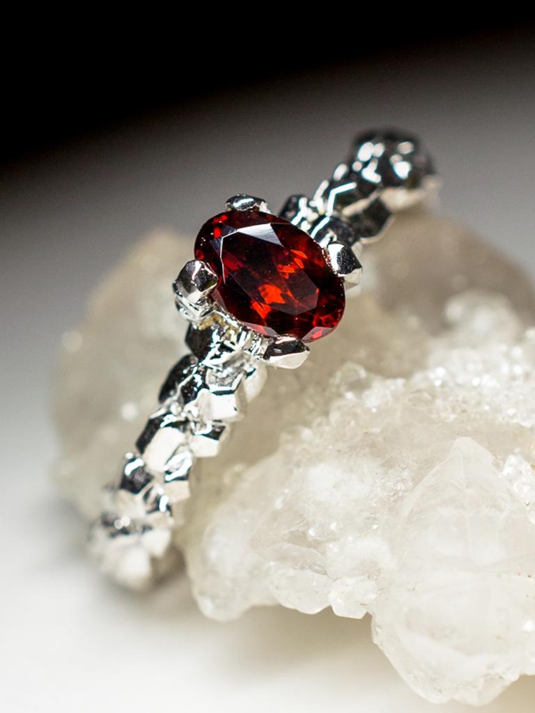Taglio ovale Anello in argento con granato almandino Anello in pietra preziosa con granato, minuscolo regalo in vendita
